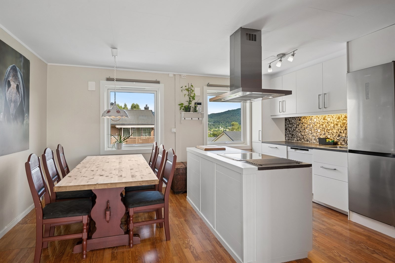 I tilknytning til kjøkkenet, kan spisebord enkelt plasseres - her kan gode måltider nytes. Galleribilde