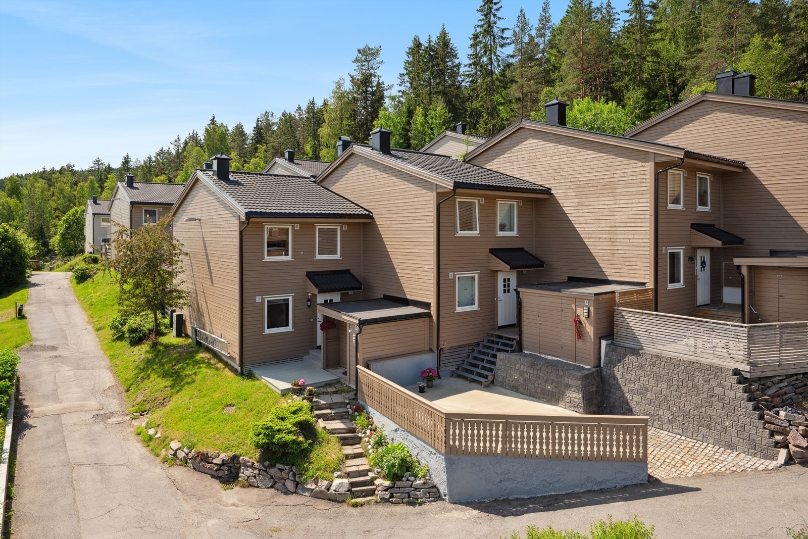 Rekkehus beliggende i et trygt og rolig nabolag, med en svært attraktiv og barnevennlig beliggenhet med flere lekeplasser og bilfrie internveier. Galleribilde