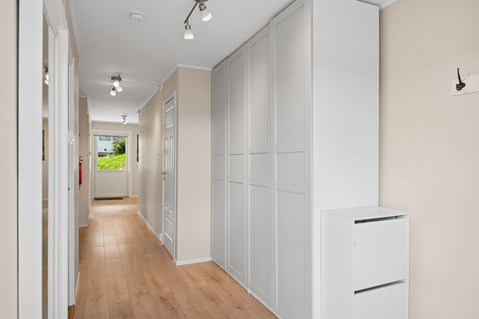I gangen er det god plass til oppbevaring av ytterklær og sko i stort garderobeskap. Galleribilde