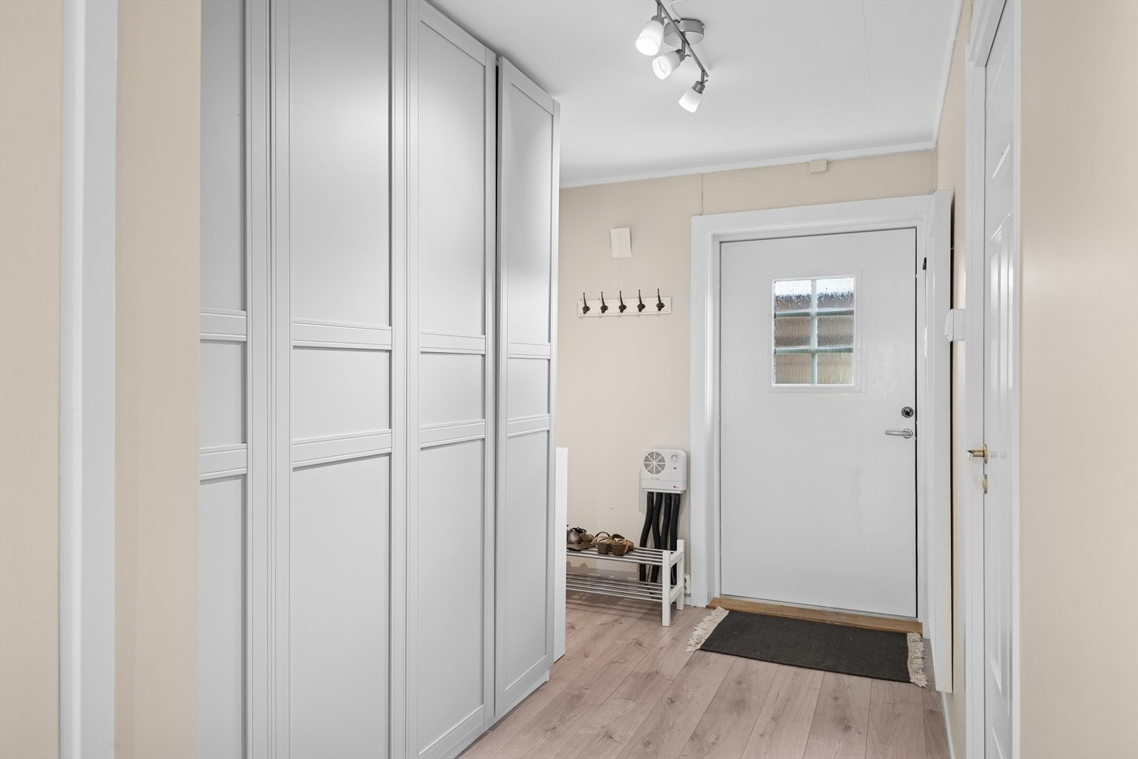 Her ønskes du velkommen inn i en lys entré. Galleribilde