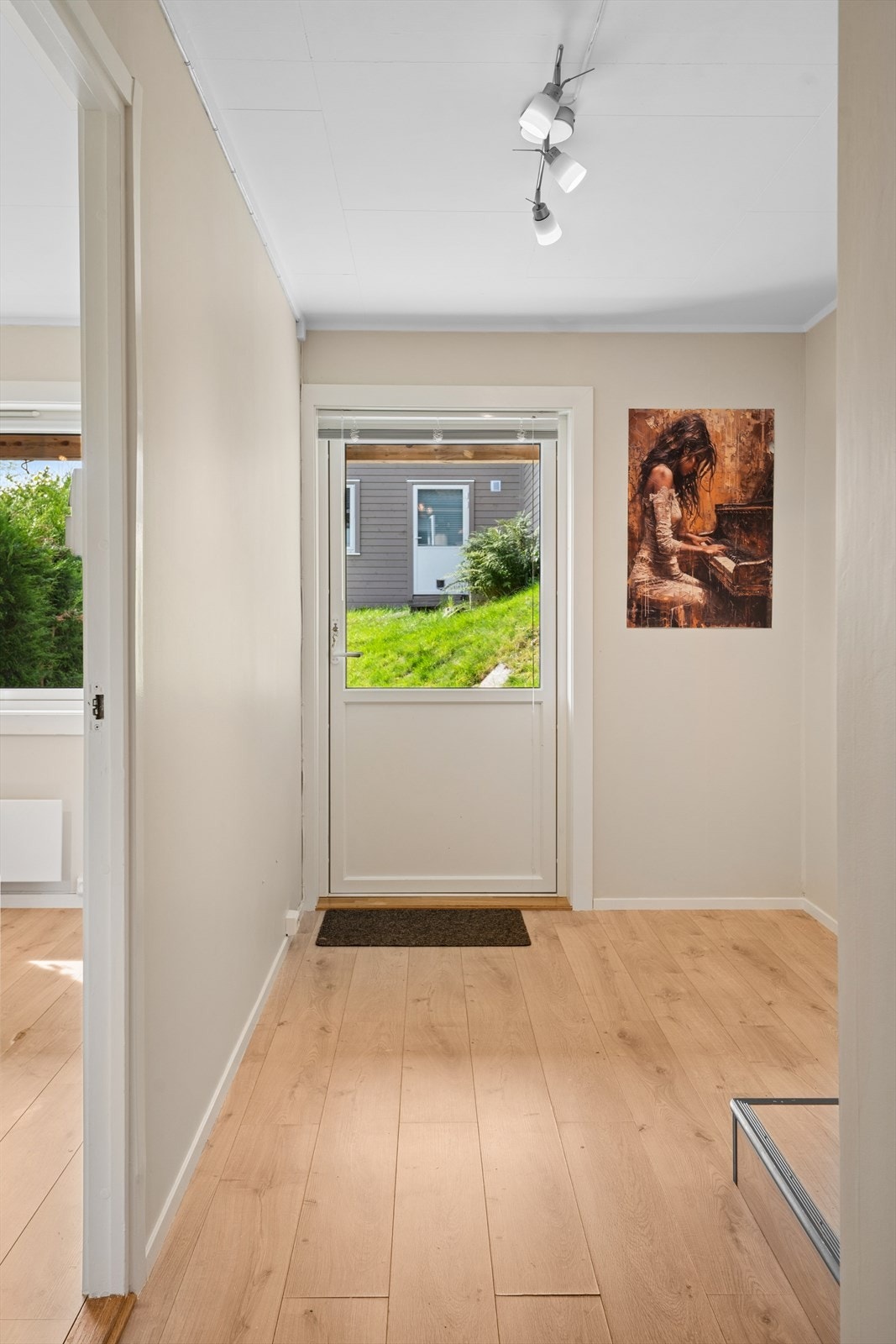 Fra gangen er det utgang til treplatting og hage. Galleribilde