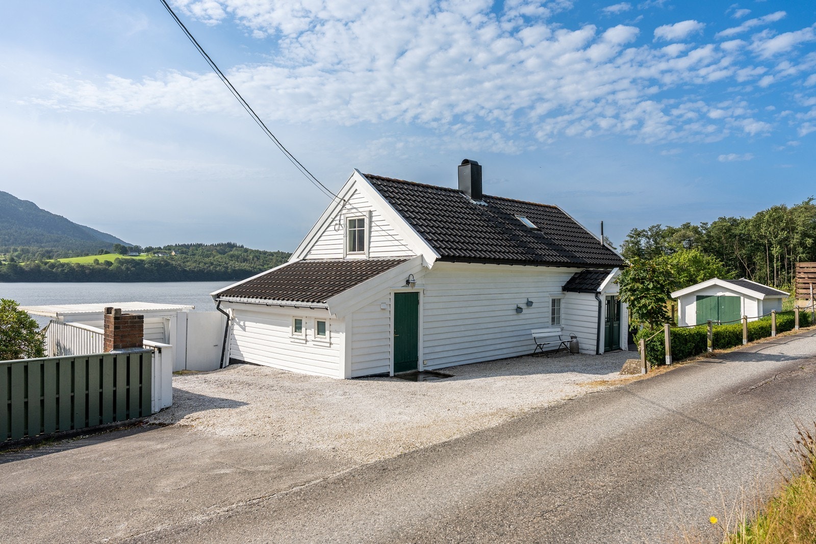 Eiendommen har gode parkeringsmuligheter i gruset gårdsrom Galleribilde