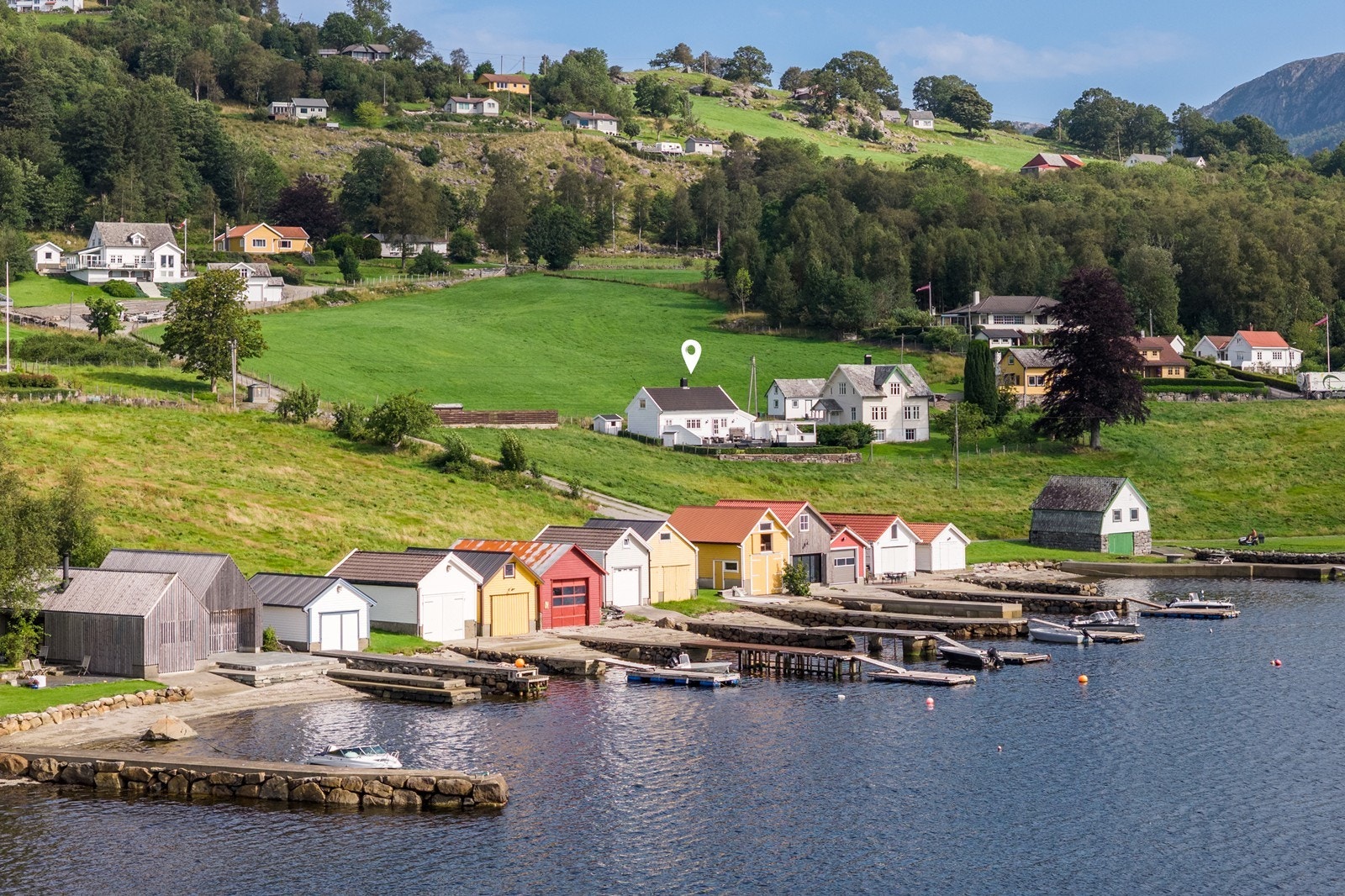 Eiendommen har en fri og landlig beliggenhet i naturskjønne omgivelser med flott utsikt over havnebassenget i Vikevik Galleribilde