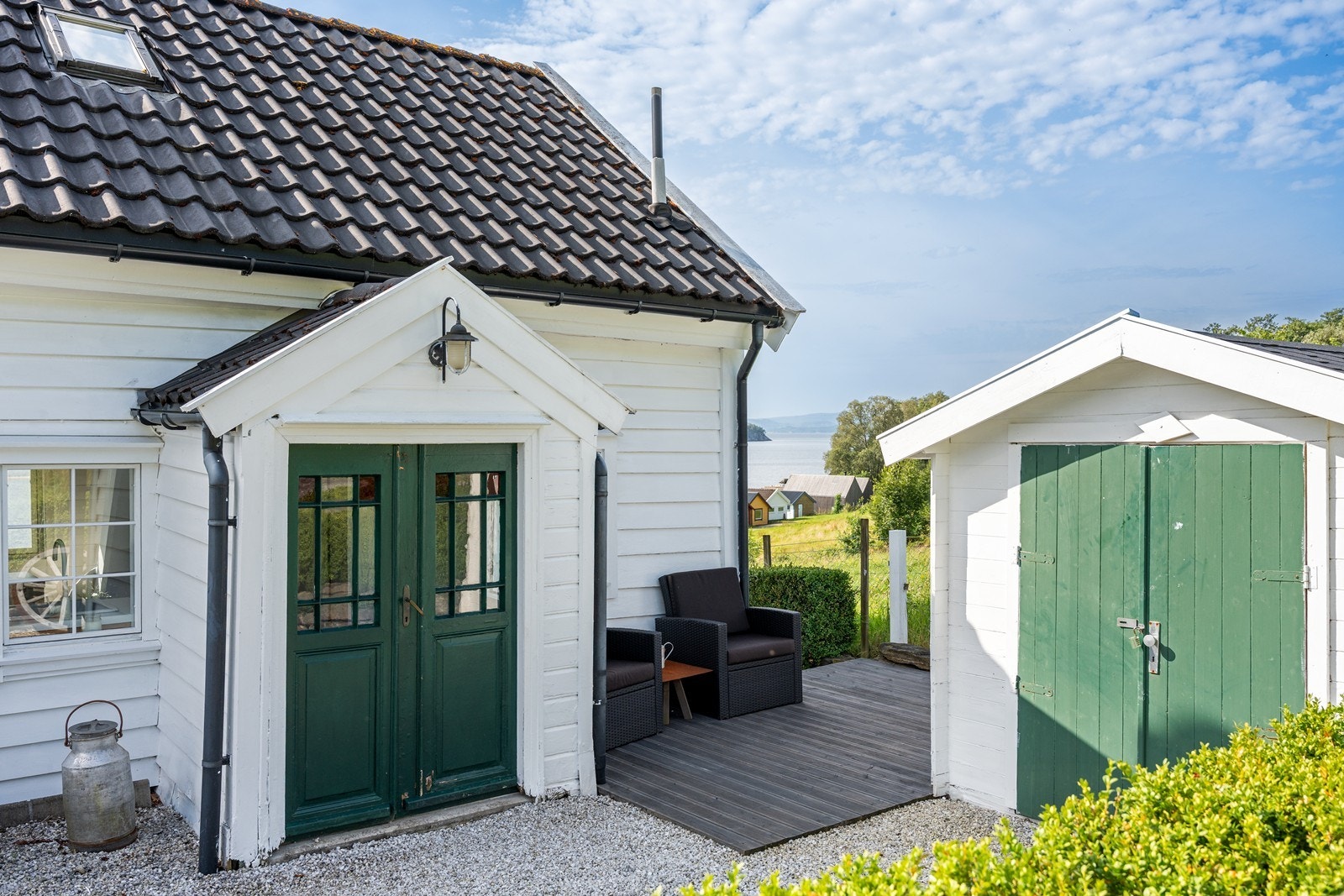 Det er også en mindre terraseplatting på fremsiden av hytta - et fint sted å starte dagen med en kaffekopp? Galleribilde