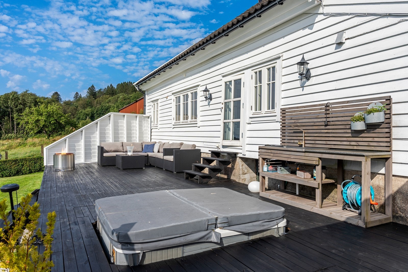 Den store terrassen har god plass til det du måtte ønske av utemøblement (ikke byggemeldt/godkjent) Galleribilde