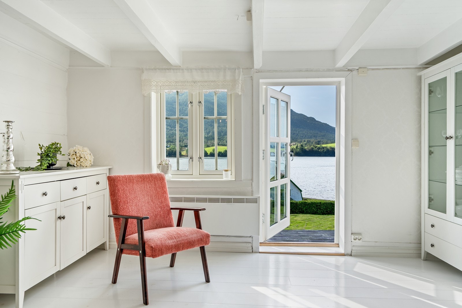 Fra stuen er det direkte utgang til det herlige terrasseområdet og hagen Galleribilde