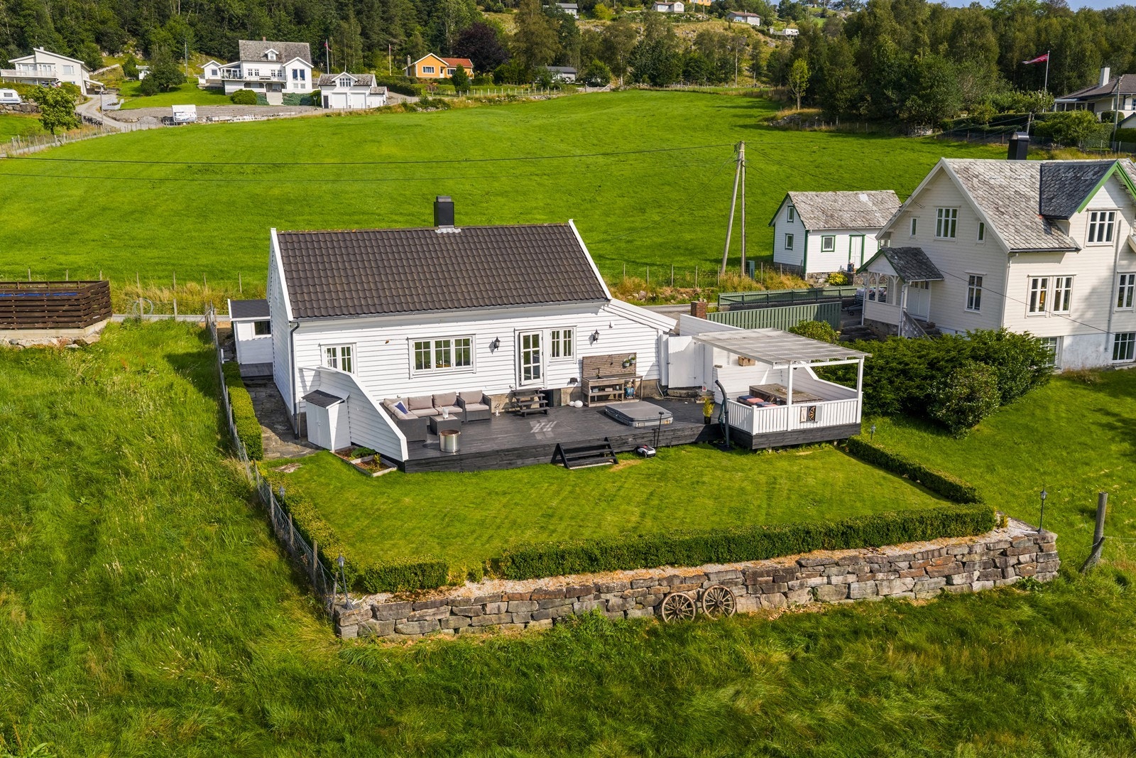 Hytta som er innredet over to etasjer ble opprinnelig oppført på Avaldsnes på 1800-tallet, og flyttet til Vikebygd i ca. 1950 Galleribilde