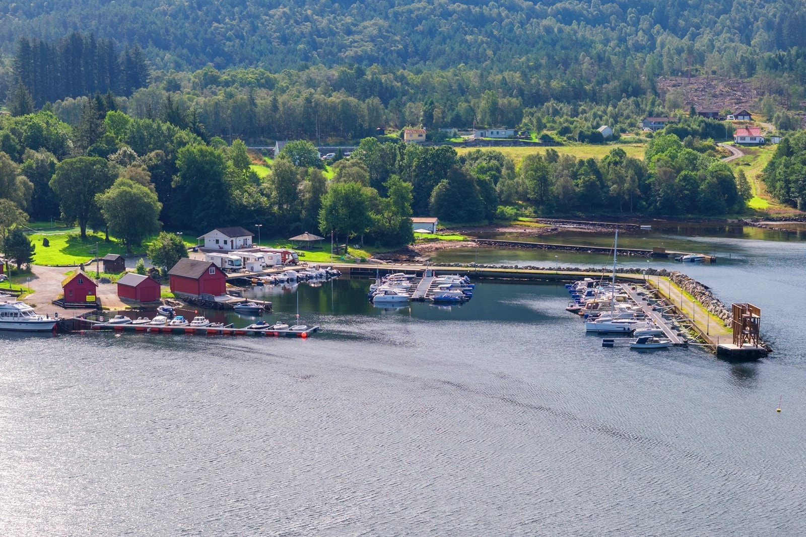 Like ved Plassabakeriet finner du også Vikebygd båthavn med flotte bademuligheter Galleribilde
