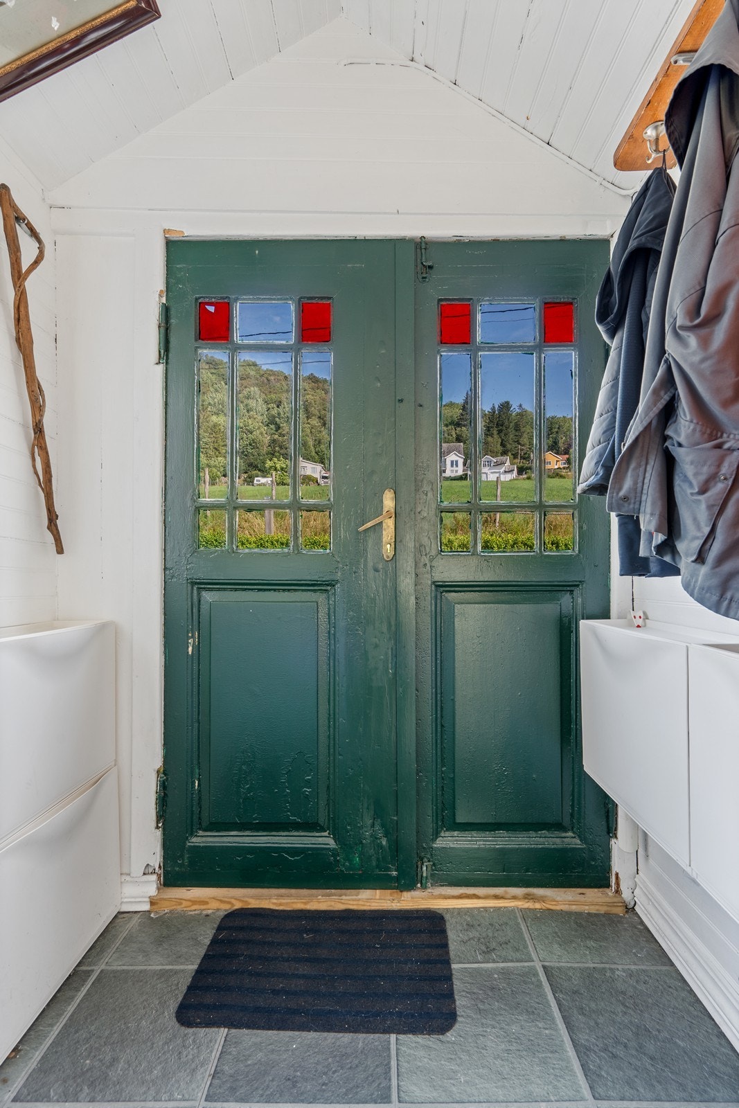 En sjarmerende og flott gang ønsker deg velkommen inn! Galleribilde