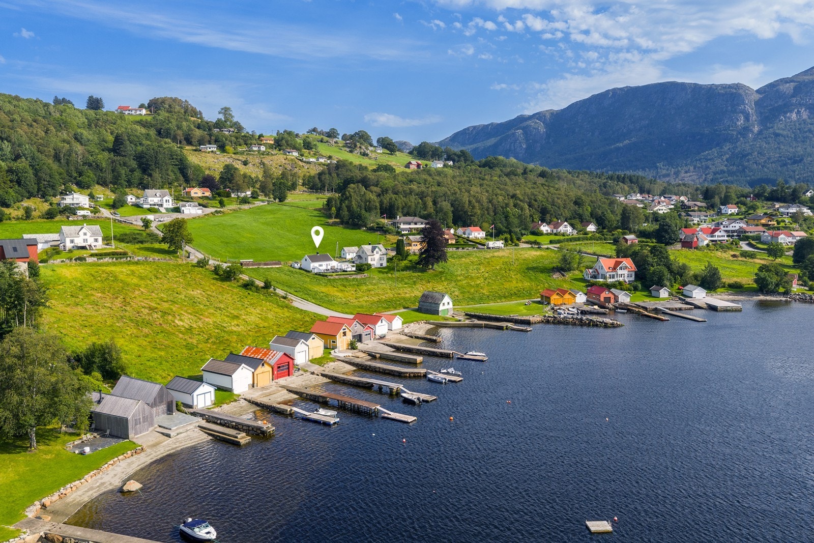 Naustvikvegen 108 er en sjarmerende og velholdt hytte i idylliske Naustvika Galleribilde