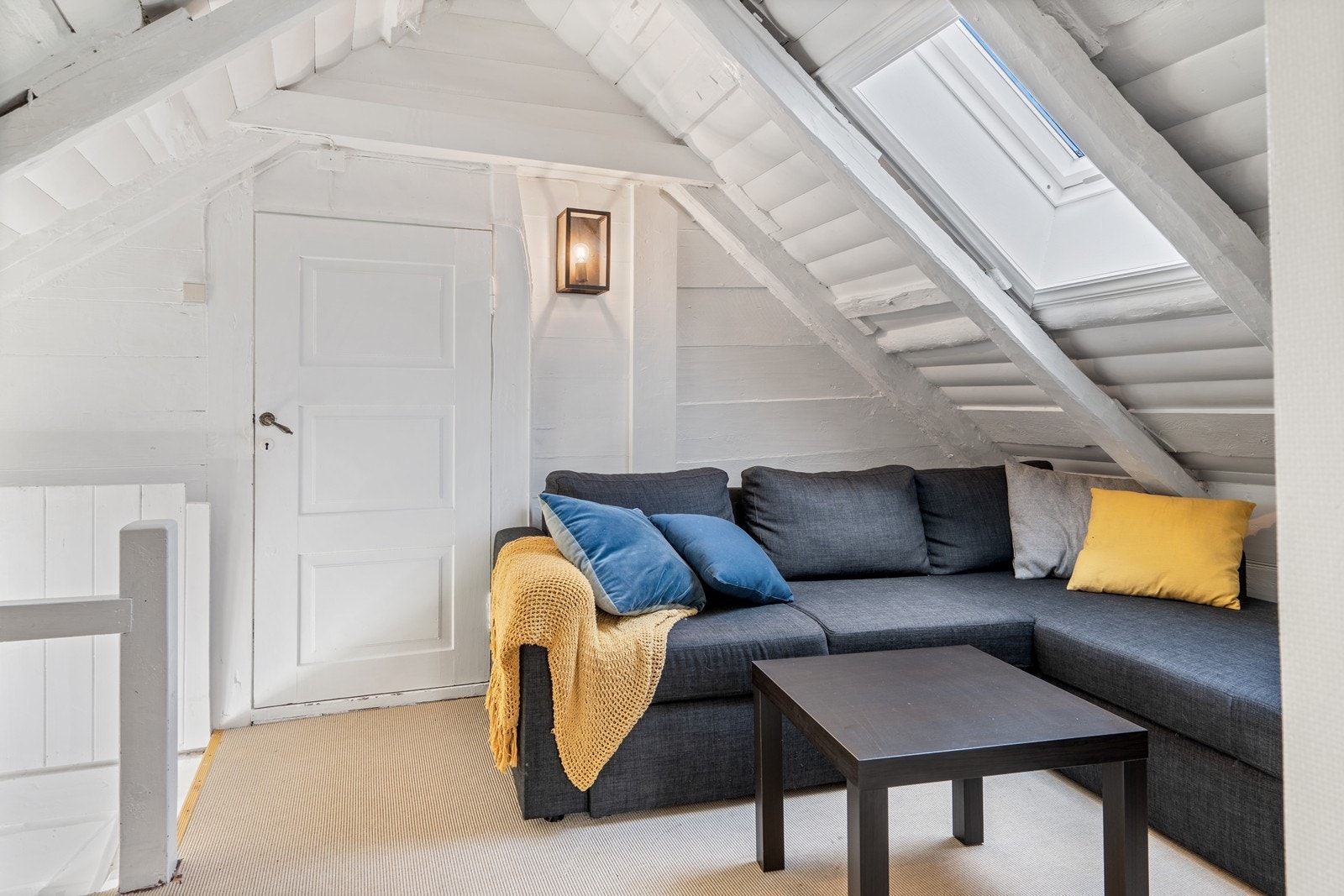 Koselig loftstue/gang med plass til sofagruppe Galleribilde