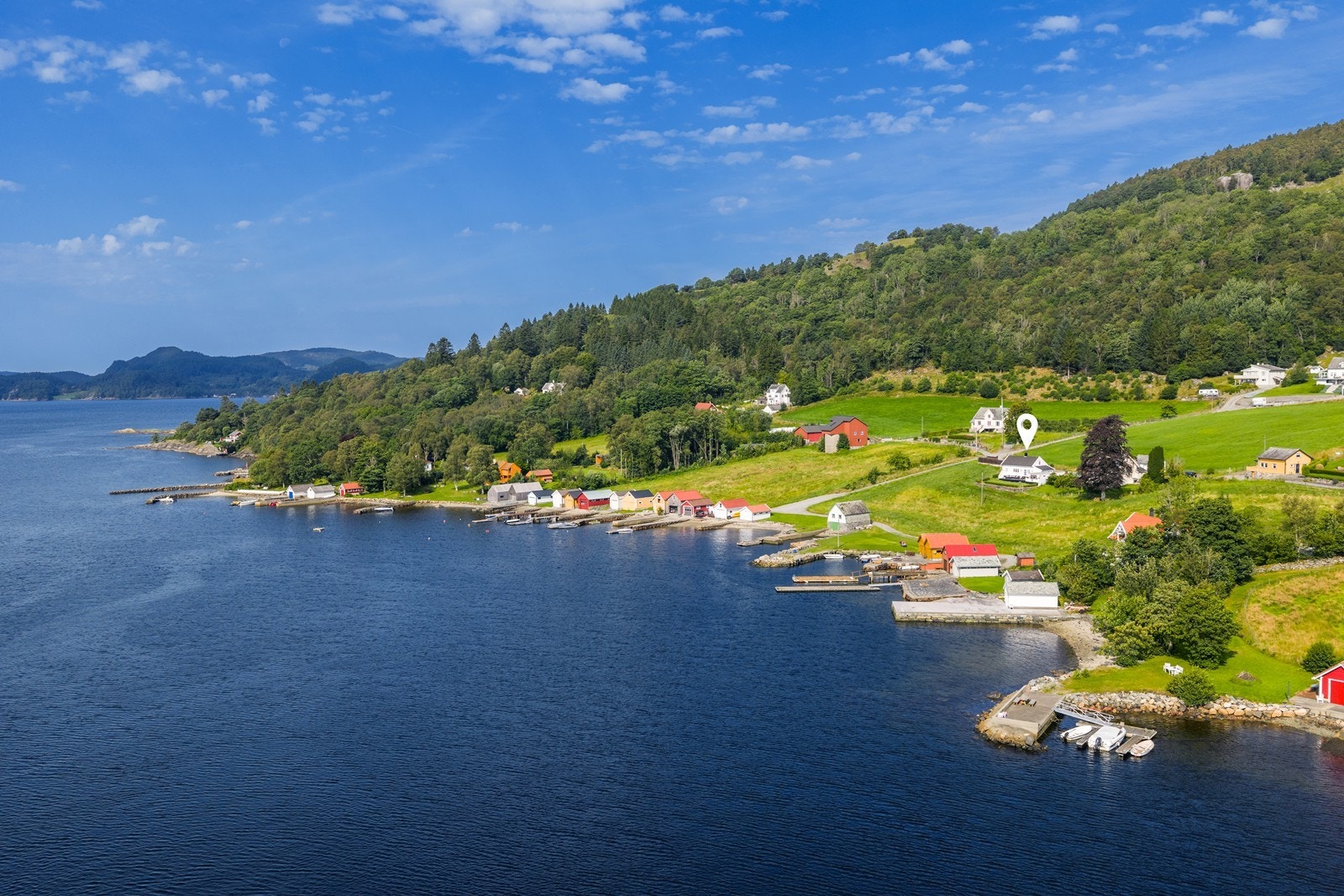 Området byr på fantastiske turmuligheter i både fjell, skog og langs sjøen - perfekt for deg som søker ro, natur og ekte hytteidyll Galleribilde