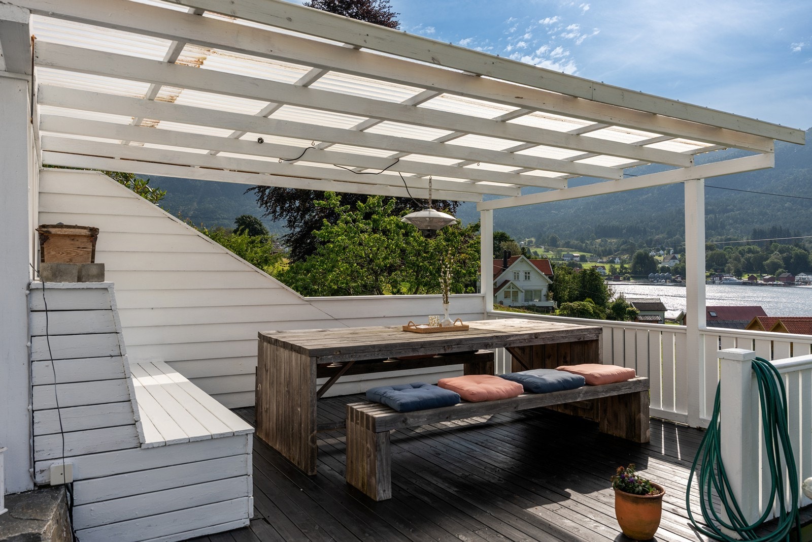 Ved terrassen er det også en overbygd pergola som skjermer for både sol og regn - perfekt for lange sommerkvelder (ikke byggemeldt/godkjent) Galleribilde