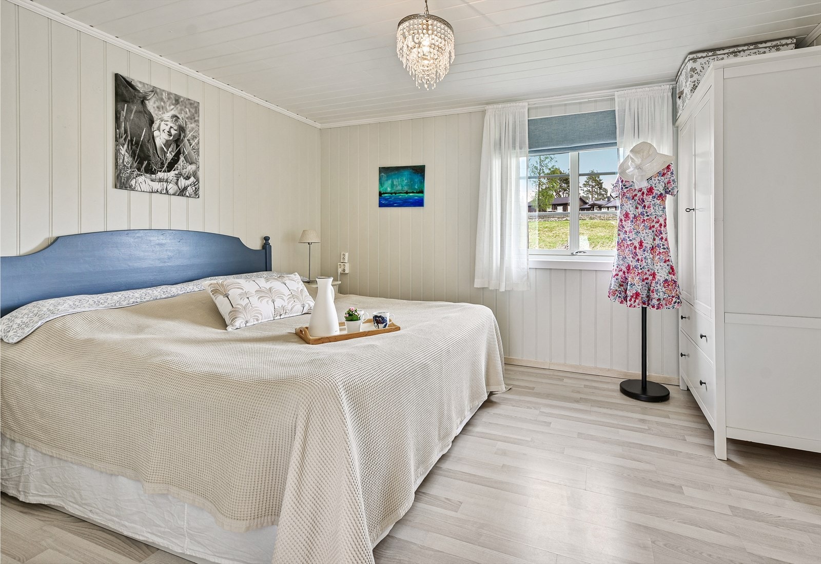 Her er husets hovedsoverom med direkte tilgang til bad/toalett Galleribilde