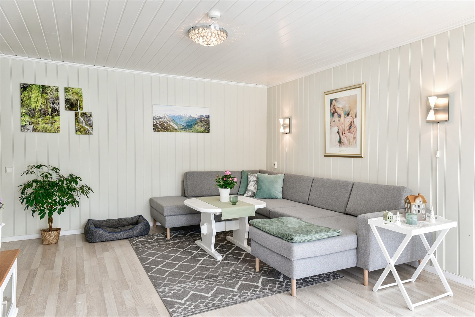 Fra gammel-stua, videre inn i ny-delen av huset (bygget i 2009) Galleribilde