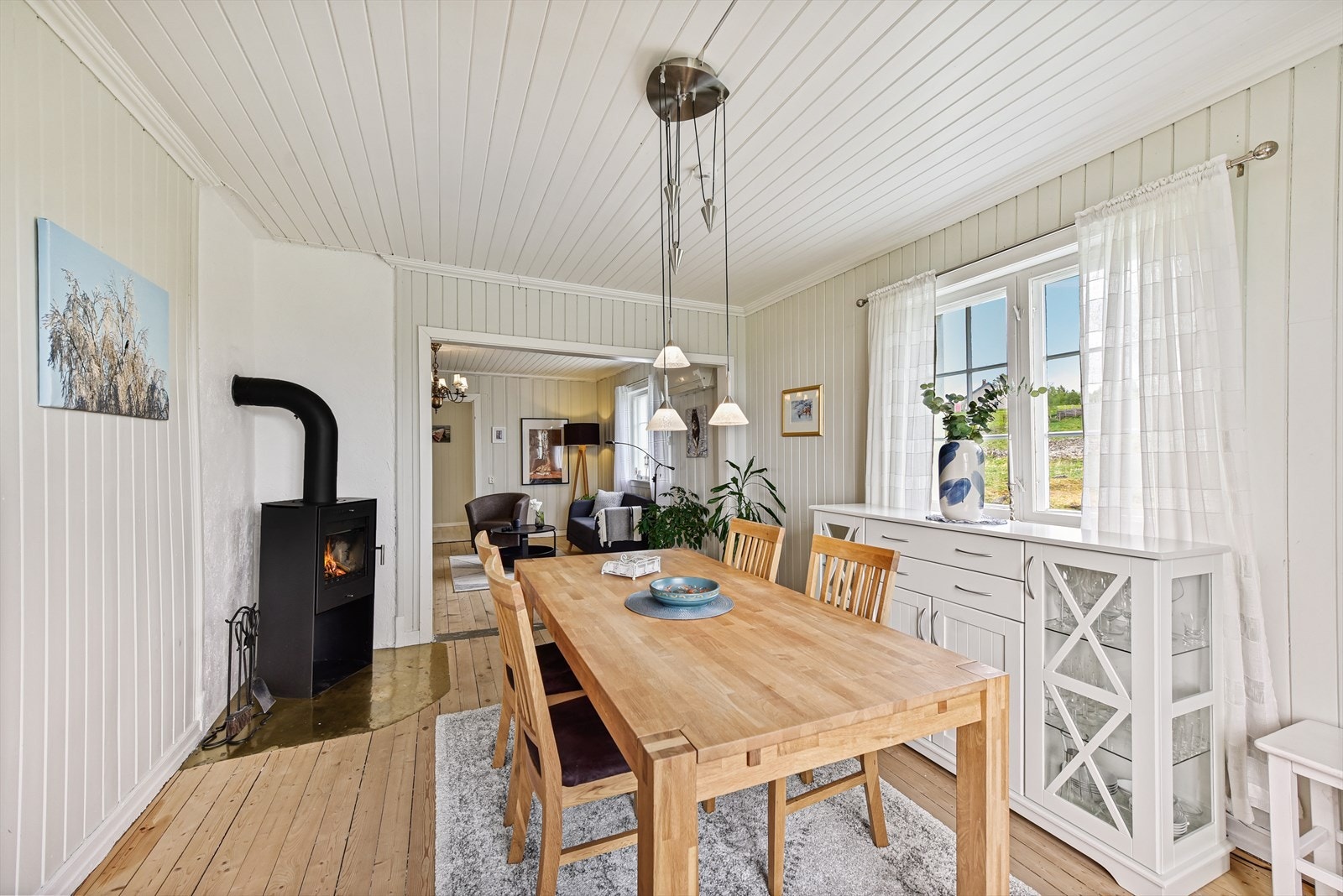 Spisestuen inneholder husets peisovn nr 2, mye i bruk på vinterdager med gjester i hus Galleribilde