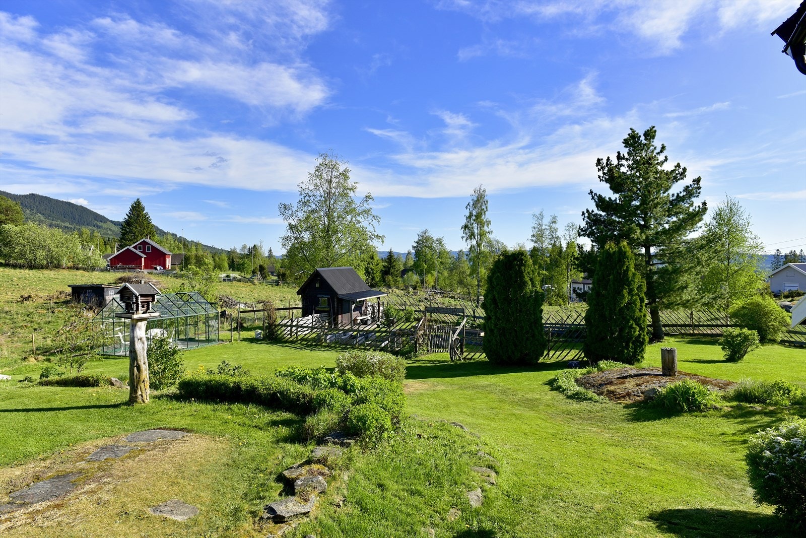 Nederst i hagen finnes også en stor kjøkkenhage og en redskapsbod samt et drivhus Galleribilde