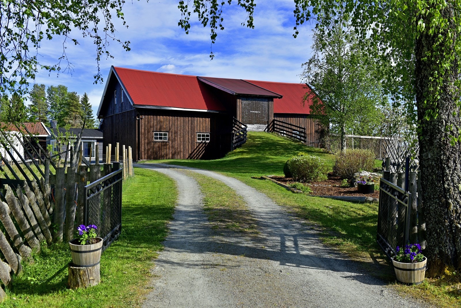 På låven grunnplan er det dobbelt-garasje, snekkerverksted og en stor bod Galleribilde