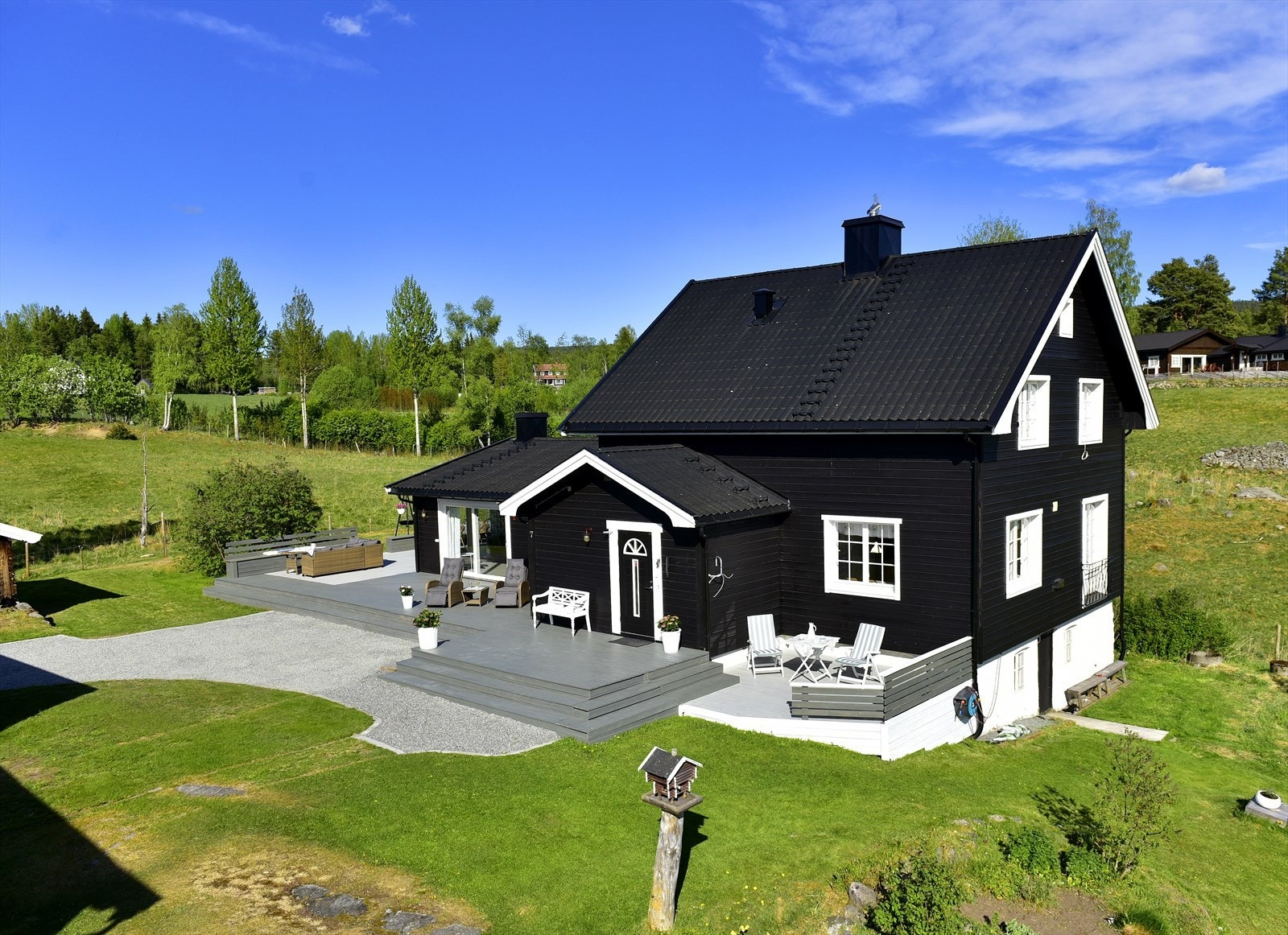 En stor platting med flere gode sitteplasser Galleribilde
