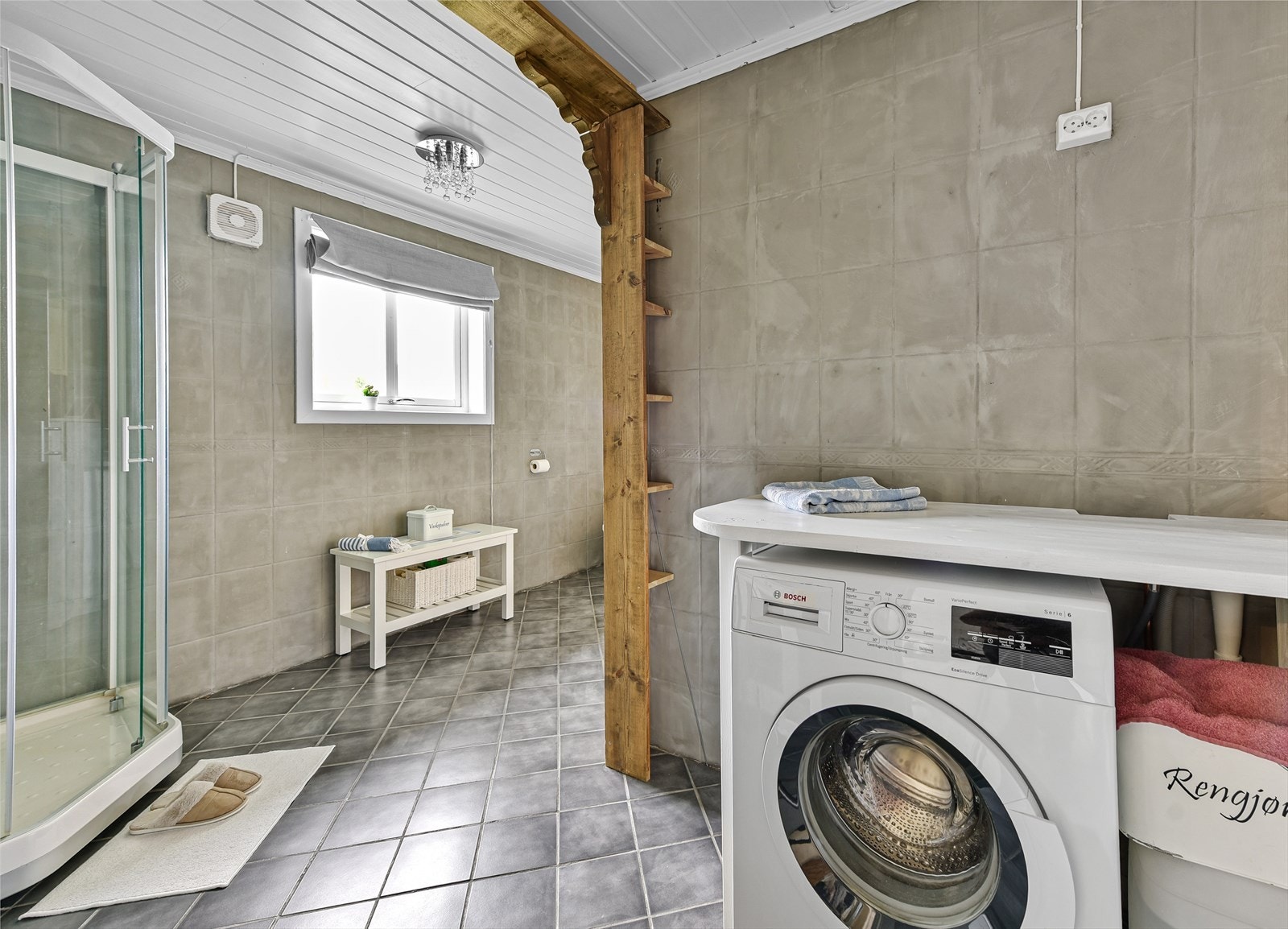 Det er plass for, og opplegg til vaskemaskin på badet. Galleribilde