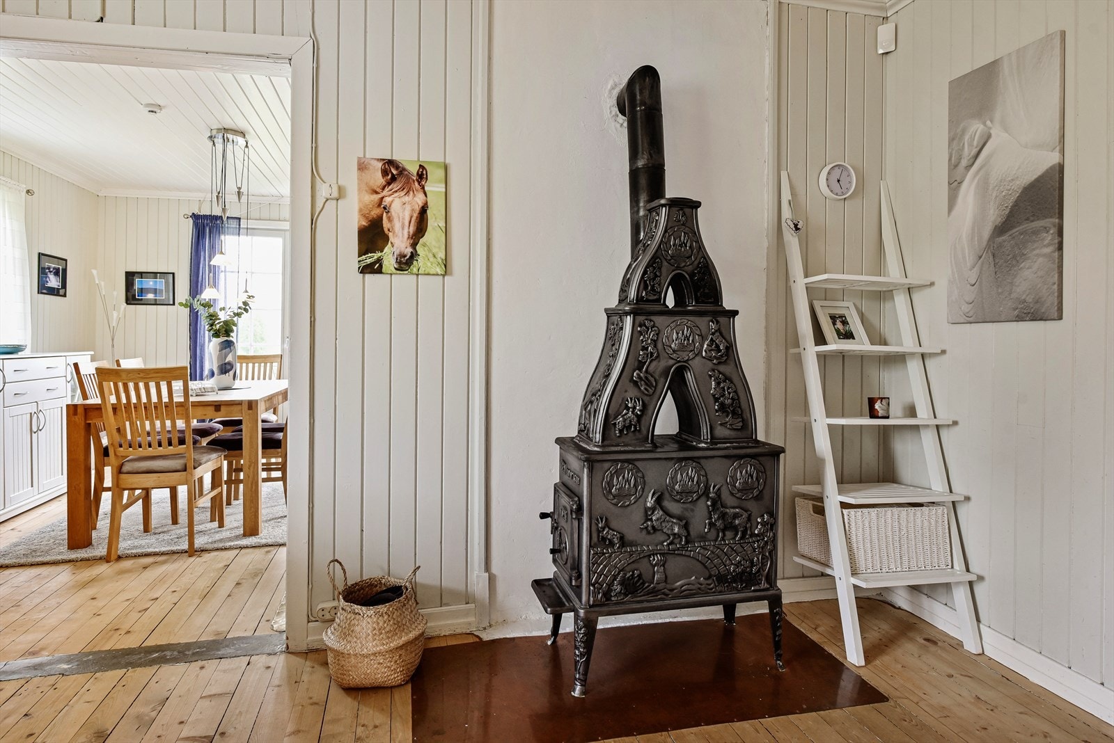 ? med eventyr-ovnen, husets eldste ovn (1 av 3 peisovner) Galleribilde