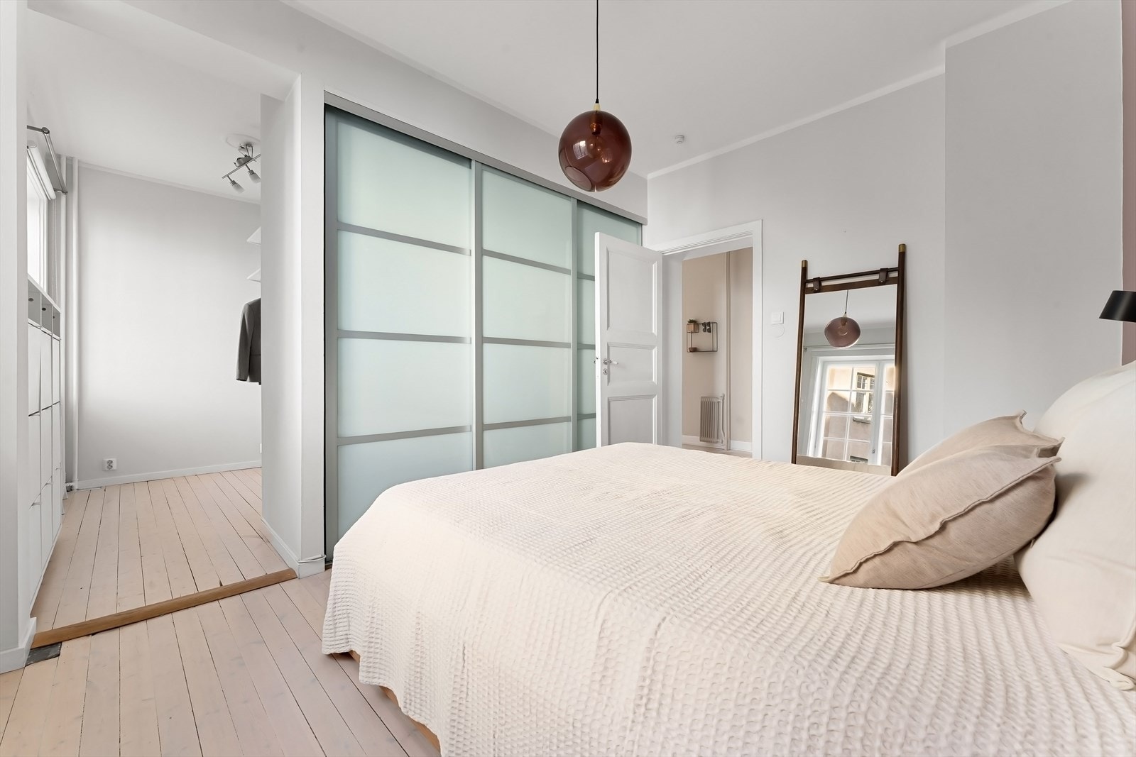Fra hovedsoverom er det et stort siderom som kan benyttes som walkin closet, hjemmekontor eller nærliggende babyrom Galleribilde