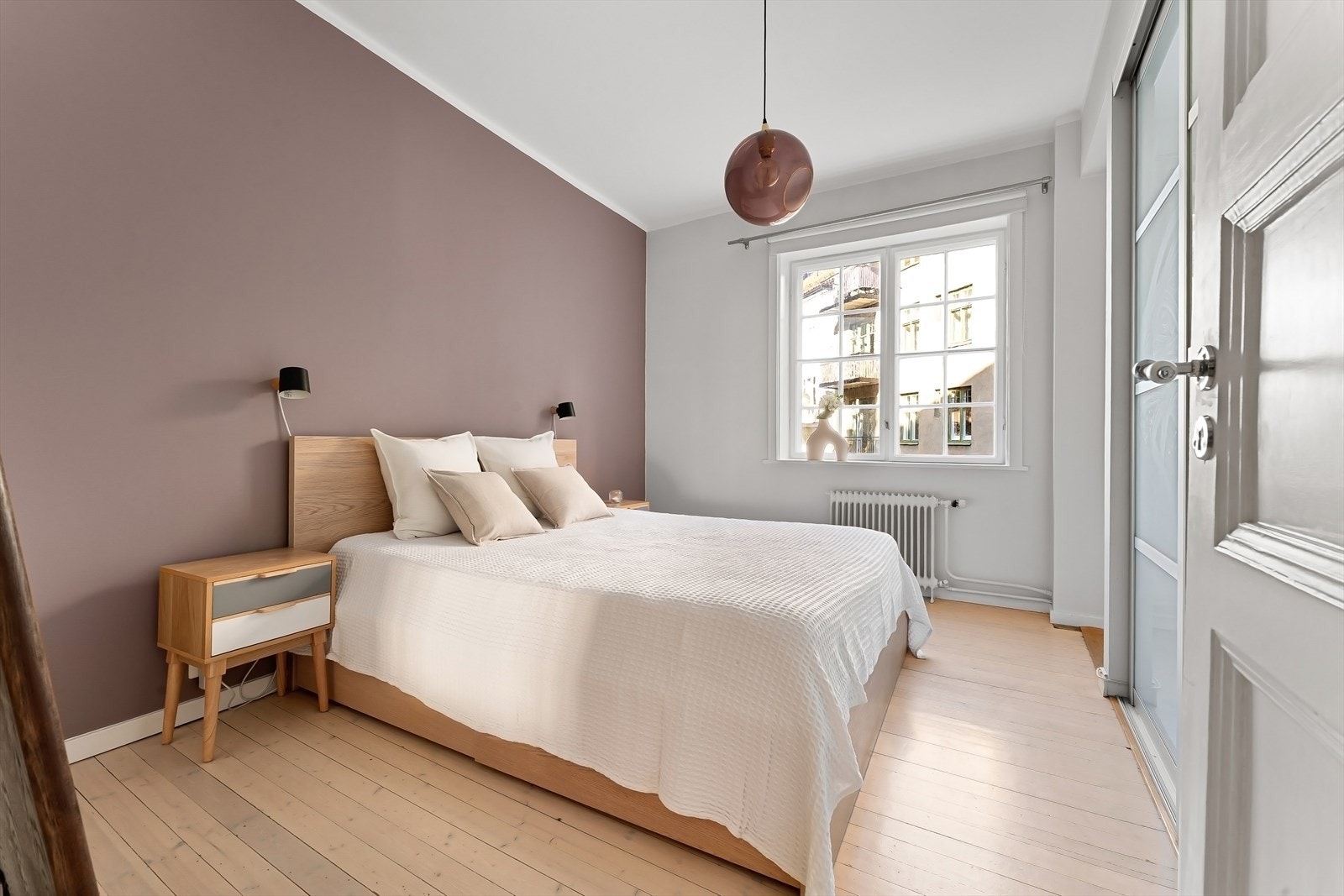 Hovedsoverom med vindu ut mot frodig rolig bakgård Galleribilde