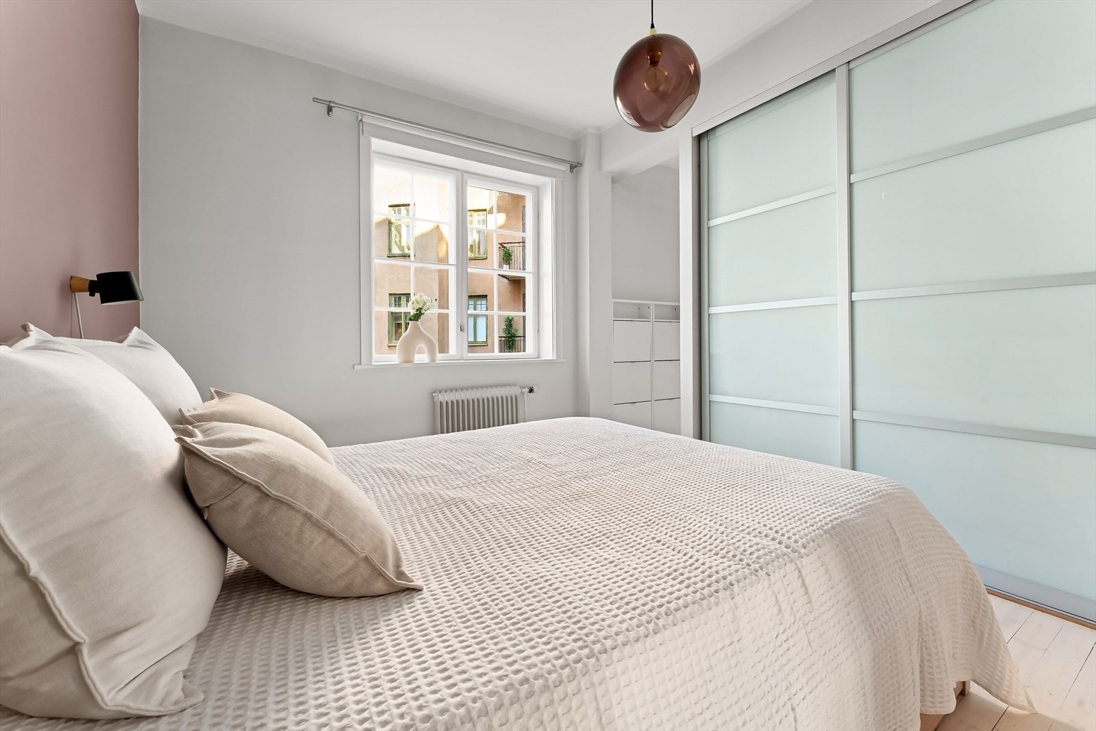 Skyvedørsgarderobe på hovedsoverom Galleribilde