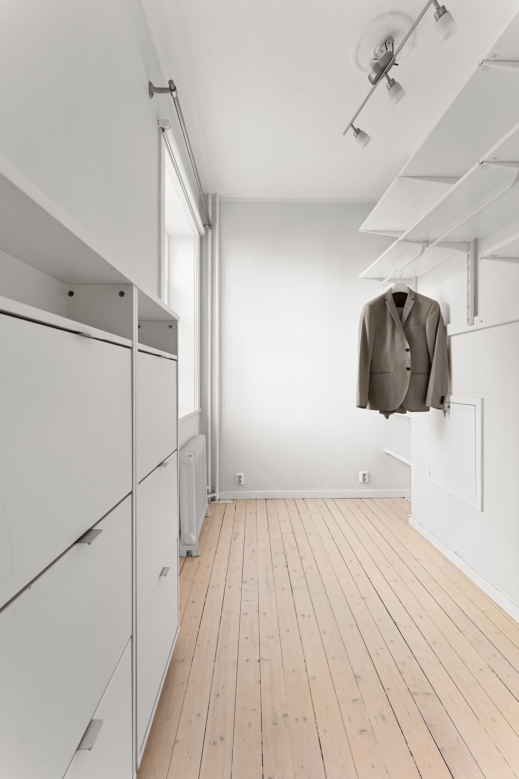 Fra hovedsoverom er det et stort siderom som kan benyttes som walkin closet, hjemmekontor eller nærliggende babyrom Galleribilde