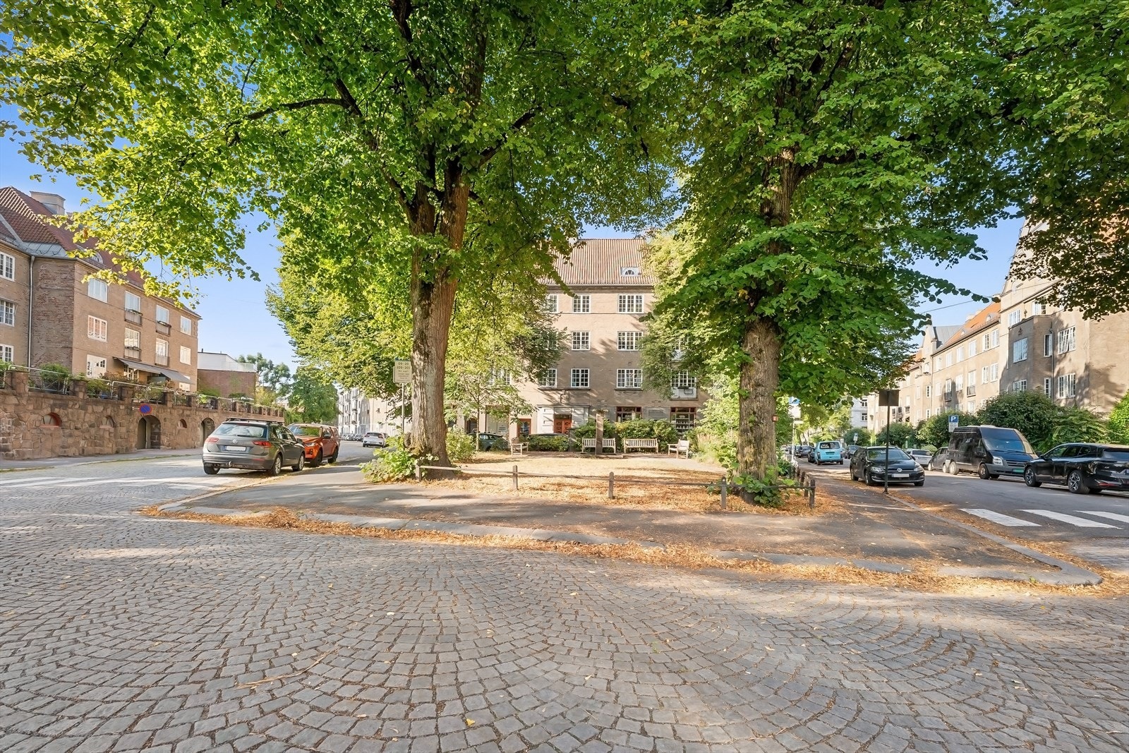 Utenfor boligene er det brostensbelagt gate. Havens Koloni og Havens Cafe like i nærheten. Galleribilde