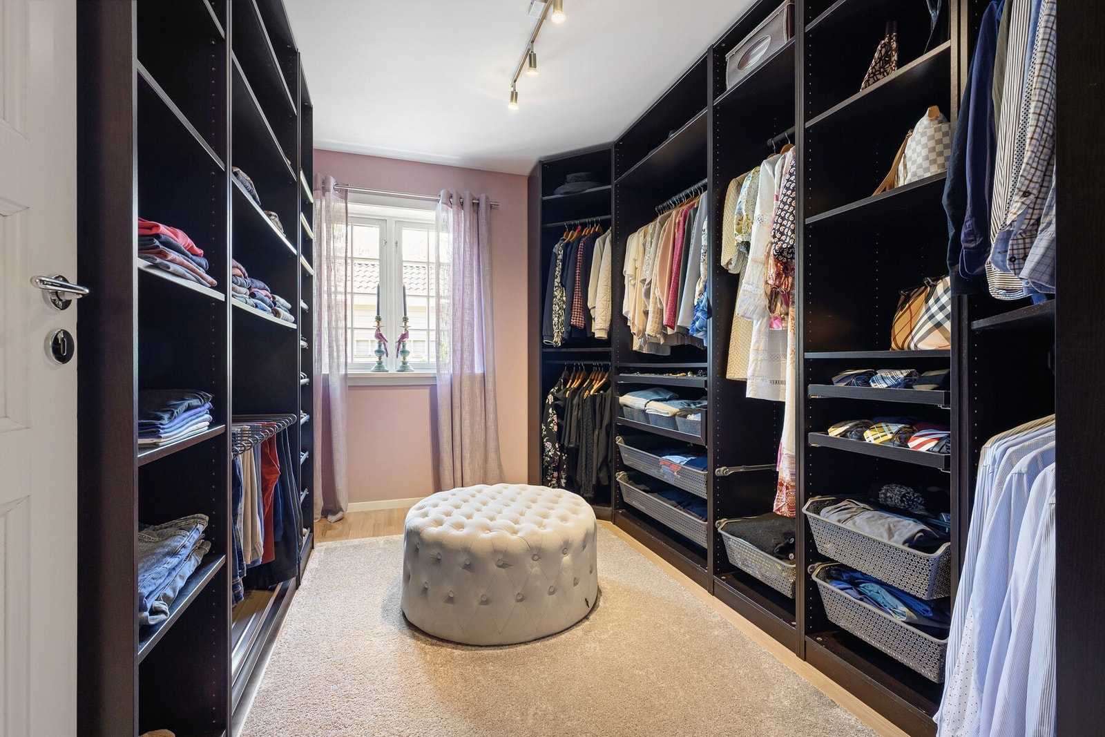 Et romslig garderoberom med tilpasset oppbevaringsløsning gir full oversikt over klær og tilbehør. Galleribilde