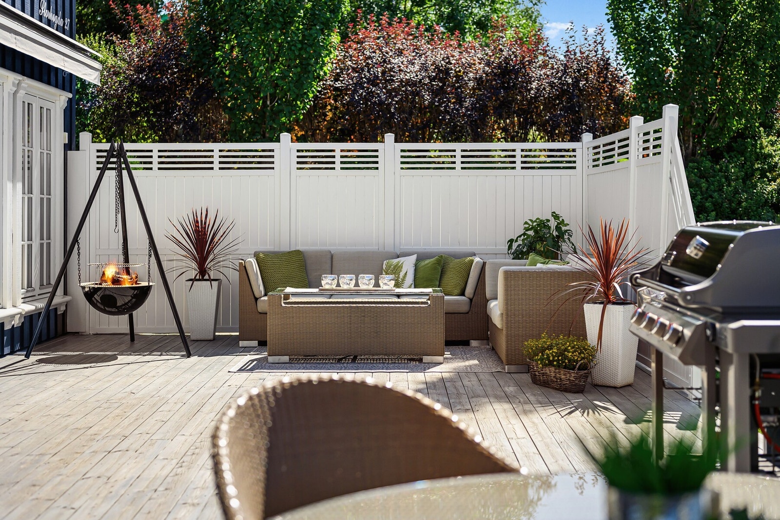 Her får du en sjelden anledning til å sikre deg en stilfull enebolig med flotte uteområder og gjennomtenkt planløsning over to etasjer. Galleribilde