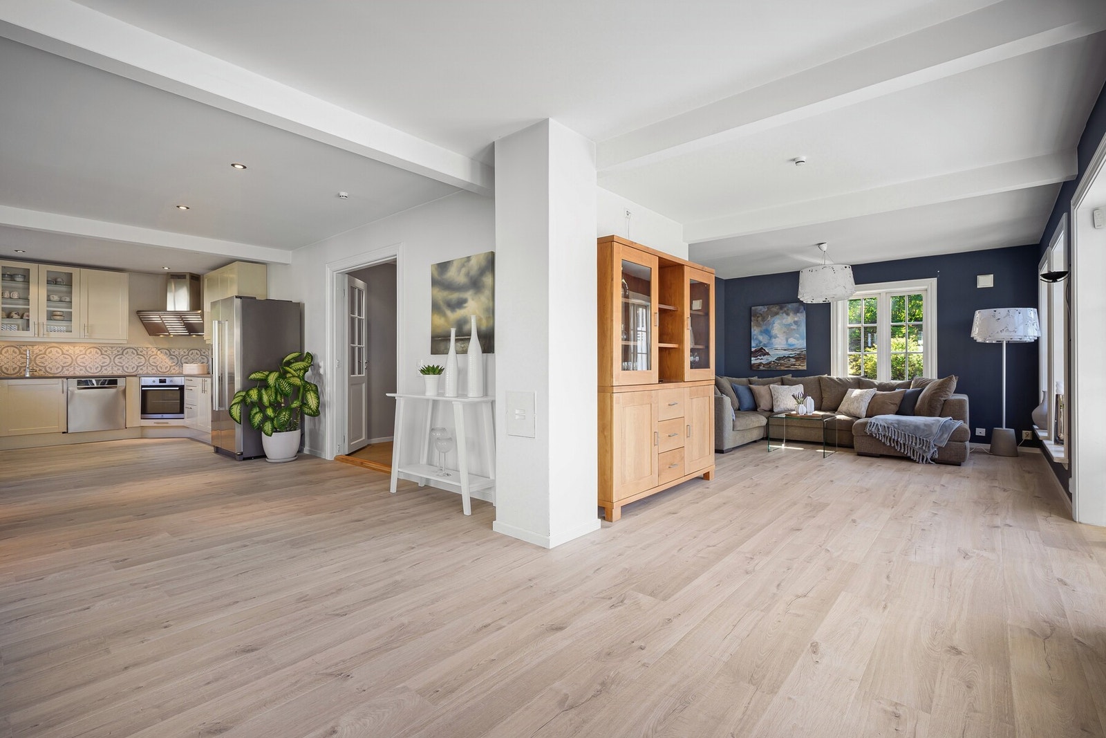 I forlengelsen av spisestuen finner du en lys og luftig stue med god plass til sofagruppe. Galleribilde