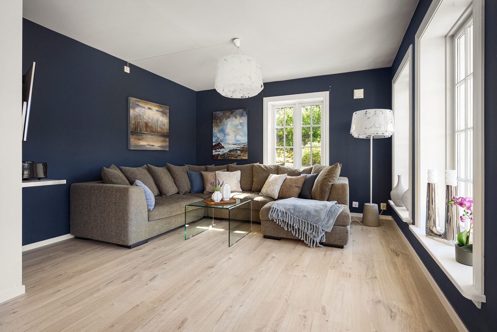 Stuen er lys og luftig med god plass til sofagruppe - et perfekt sted for familien å samles Galleribilde