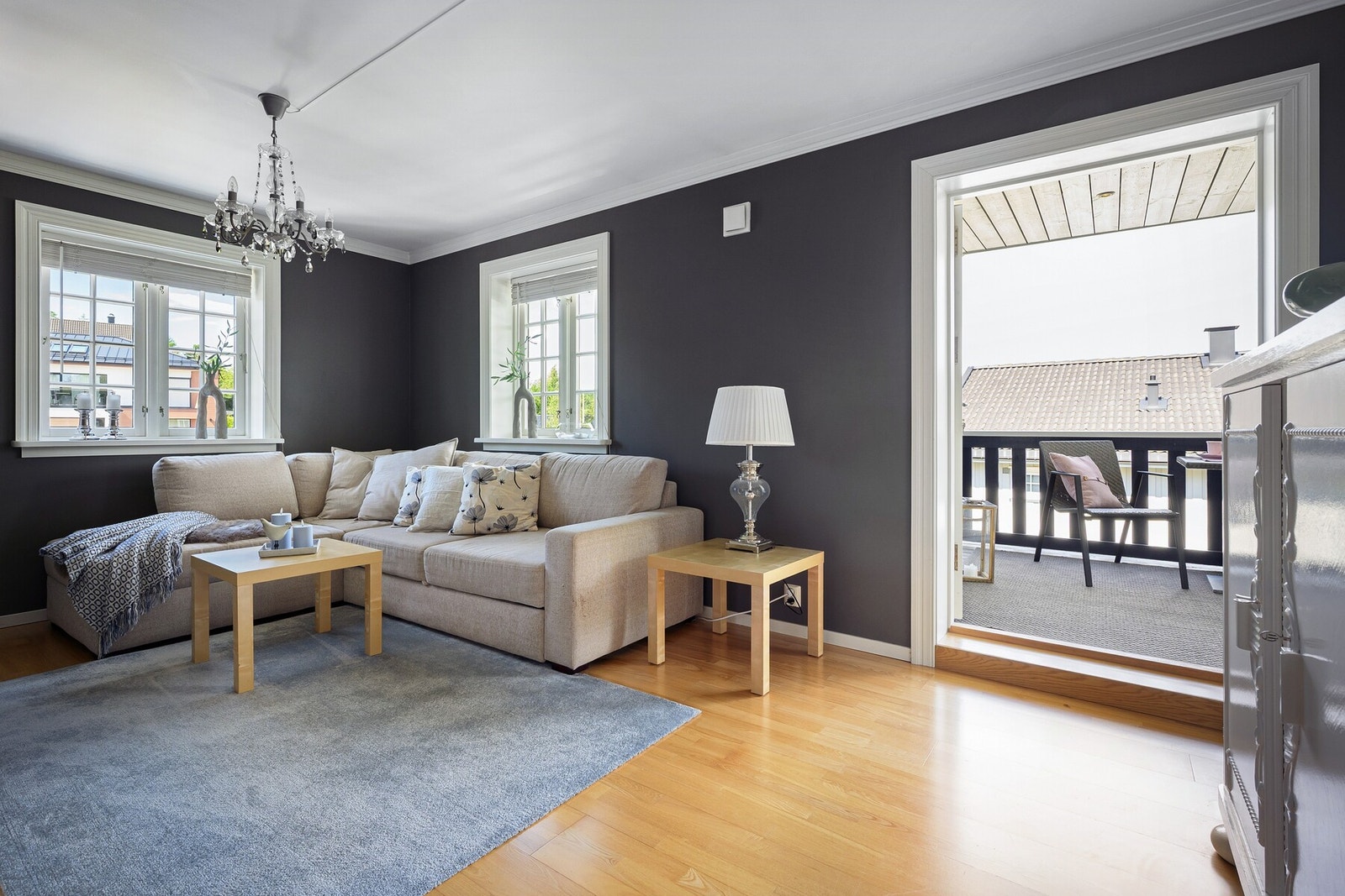 En lys og trivelig TV-stue fungerer som et fleksibelt oppholdsrom som kan benyttes som soverom, lekerom eller kontor. Galleribilde