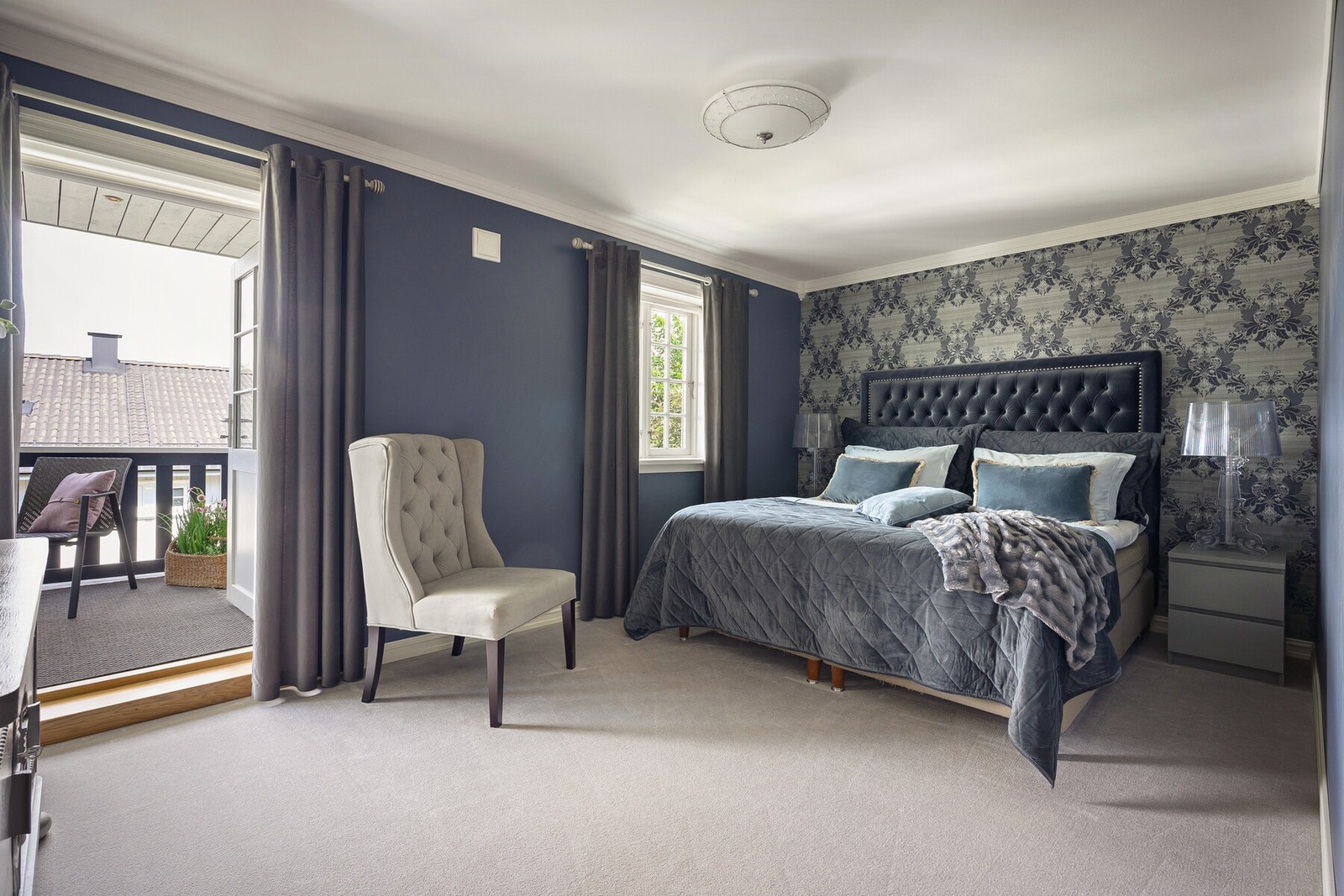 Et elegant og romslig hovedsoverom. Galleribilde