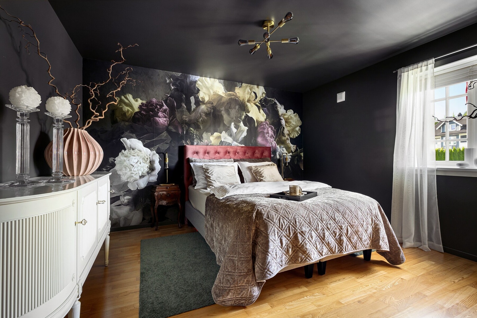 Et praktfullt og hotell inspirert soverom, passer seg ypperlig som gjesterom. Galleribilde