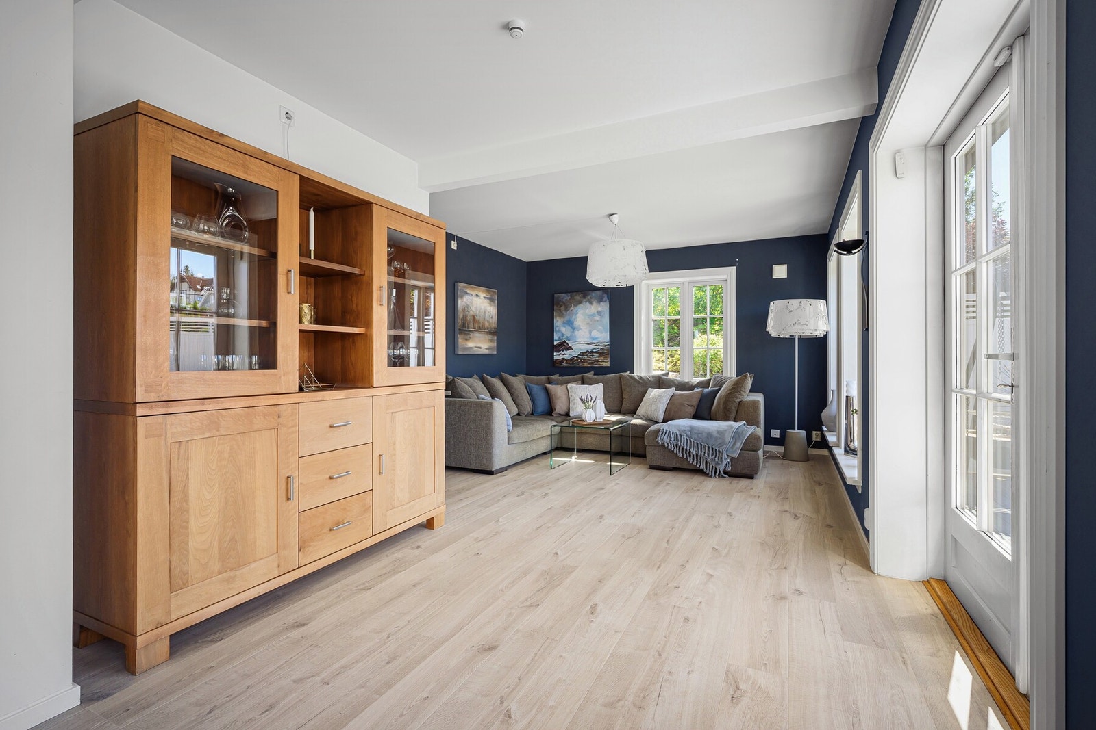 Boligen byr på lyse og luftige oppholdsrom, en stue, fem soverom og to bad. Utmerket for en familie som ønsker både plass og fleksibilitet. Galleribilde