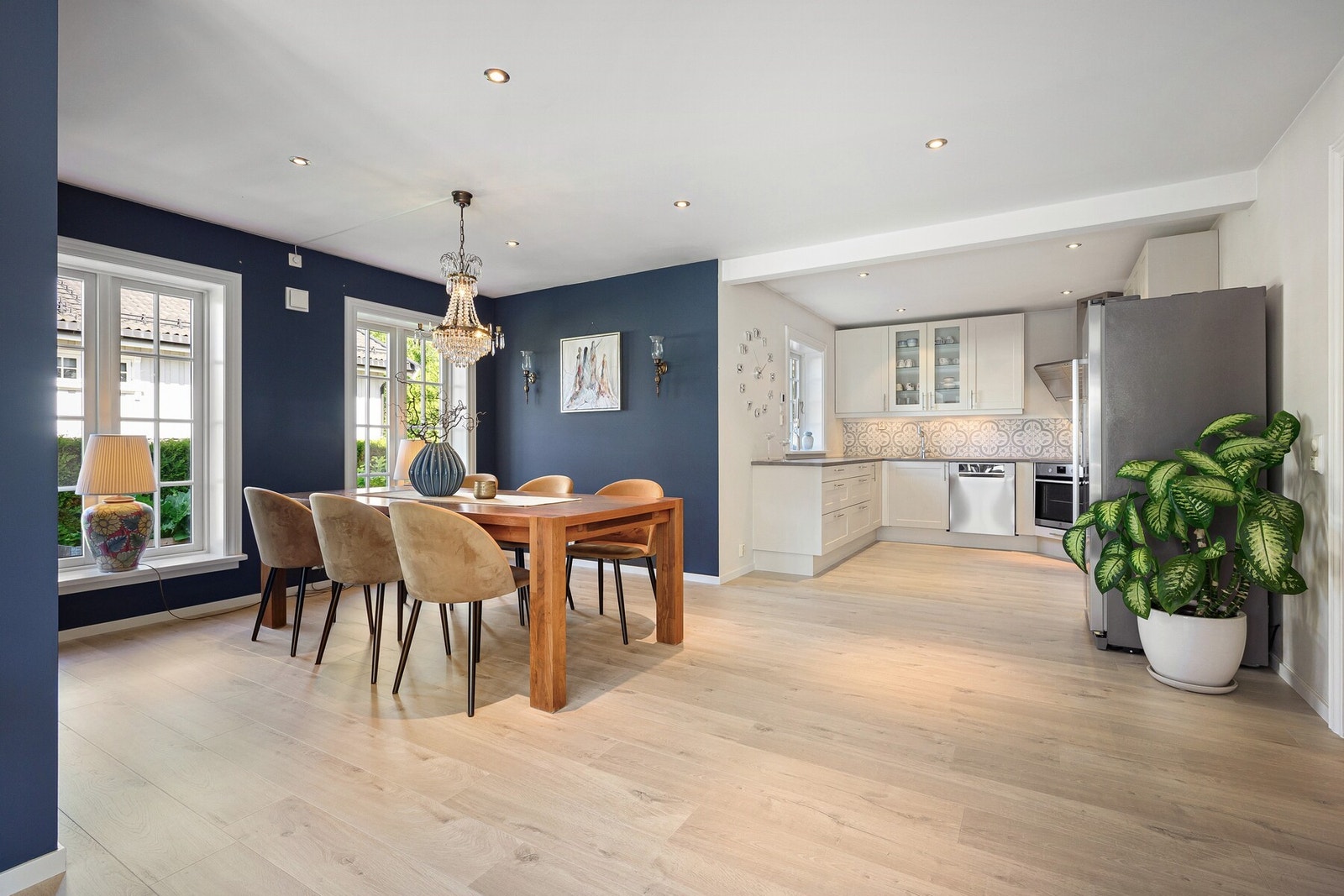 Boligens hjerte finner du i den åpne løsningen mellom stue, kjøkken og spisestue. Galleribilde