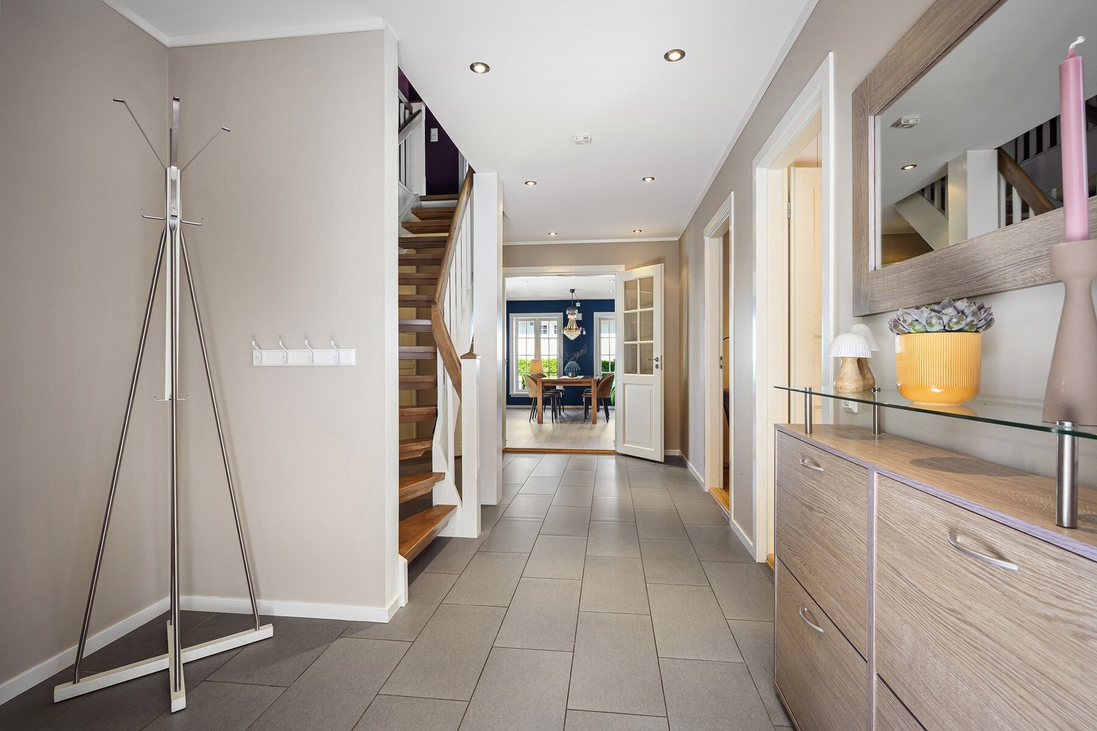 Du ønskes velkommen av en innbydende entré som setter tonen for boligen. Galleribilde