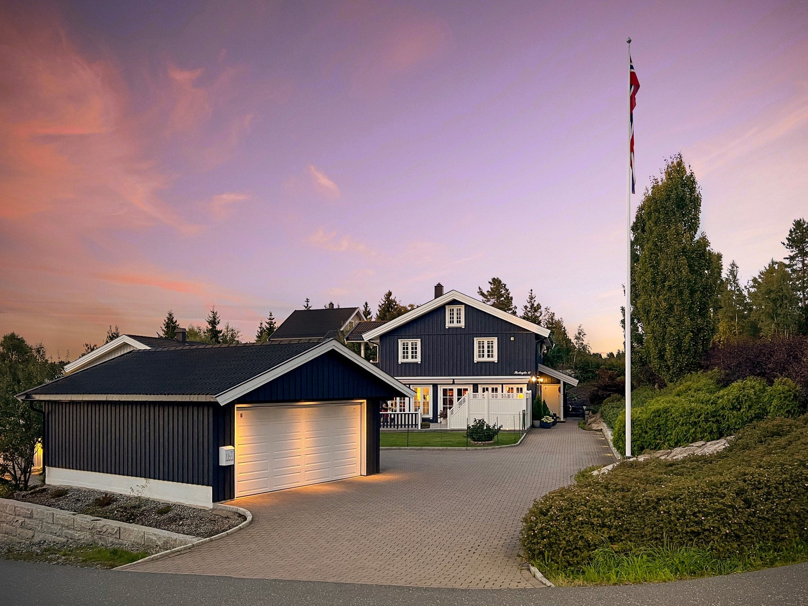 Velkommen til Slorhøgda 27 - En praktfull enebolig på solrikt tomt i et rolig og etablert boligfelt på Vinterbro!
Foto: Mats Holst Galleribilde