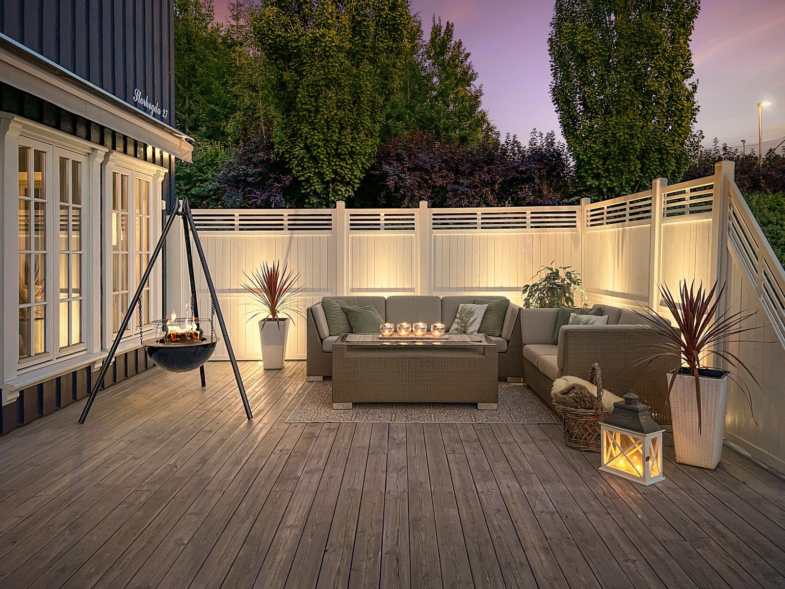 Lun kveldsstemning med dekorative lys i terrassegulvet, som lyser opp både utemiljøet og fasaden. Galleribilde