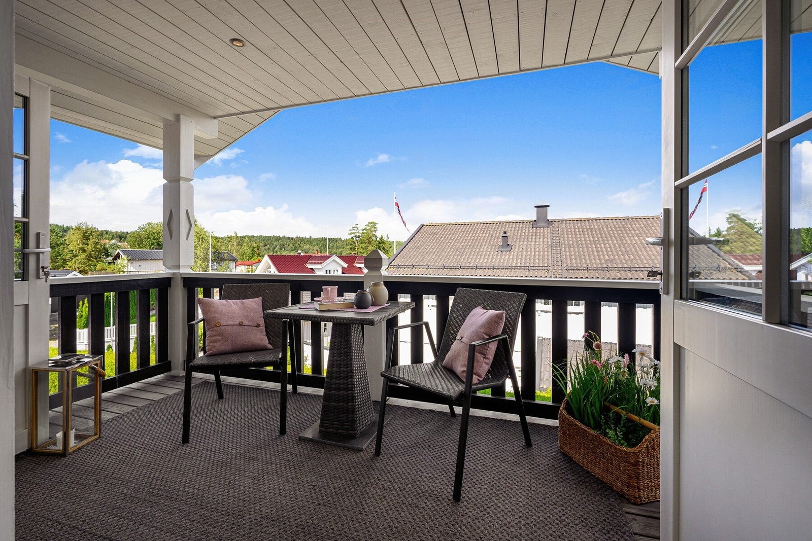 Flott og romslig overbygd balkong - perfekt også på dager med dårlig vær. Galleribilde