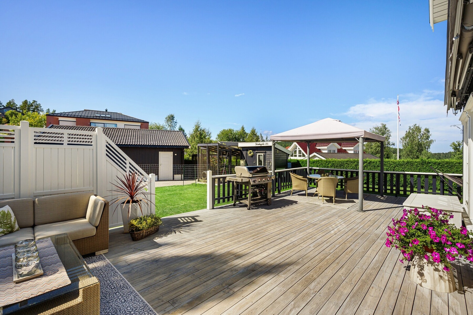 Hagen er pent opparbeidet med plen og grønne hekker som gir både åpenhet og skjerming. Galleribilde