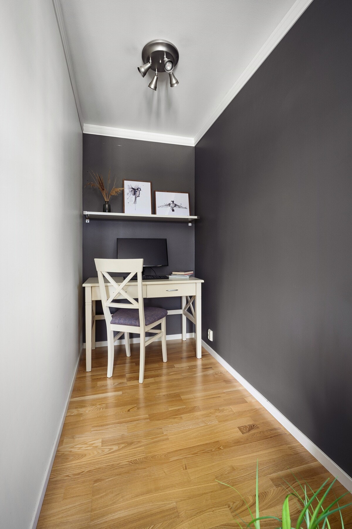 Her foreligger det en utvidelse av TV-stue/soverommet i 2. etg som passer utmerket for innredning av et walk-in-closet eller arbeidspult. Galleribilde