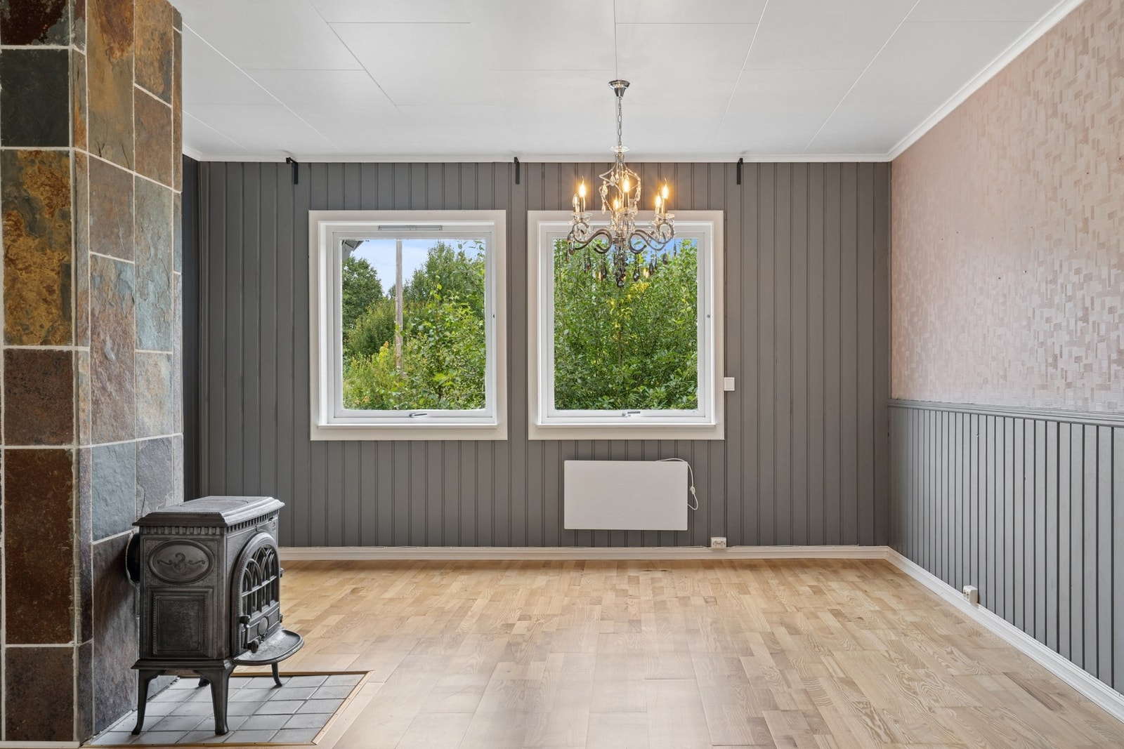 Boligen har en romslig stue med plass til diverse møbler slik som sittegruppe, spisebord, stoler, tv- og benk. Galleribilde