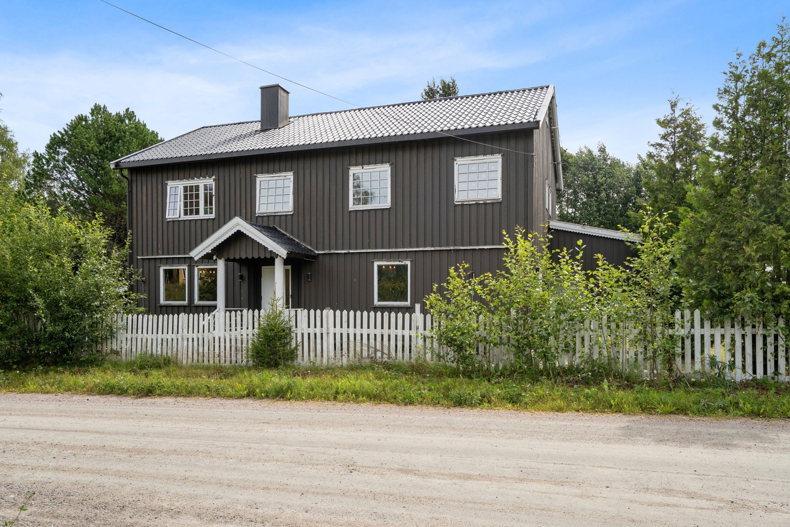 Eiendommen ligger i rolige omgivelser i Brandval, nord for Kongsvinger sentrum. Her bor du i et etablert boligområde med kort vei til både skole, barnehage og dagligvarebutikk. Galleribilde