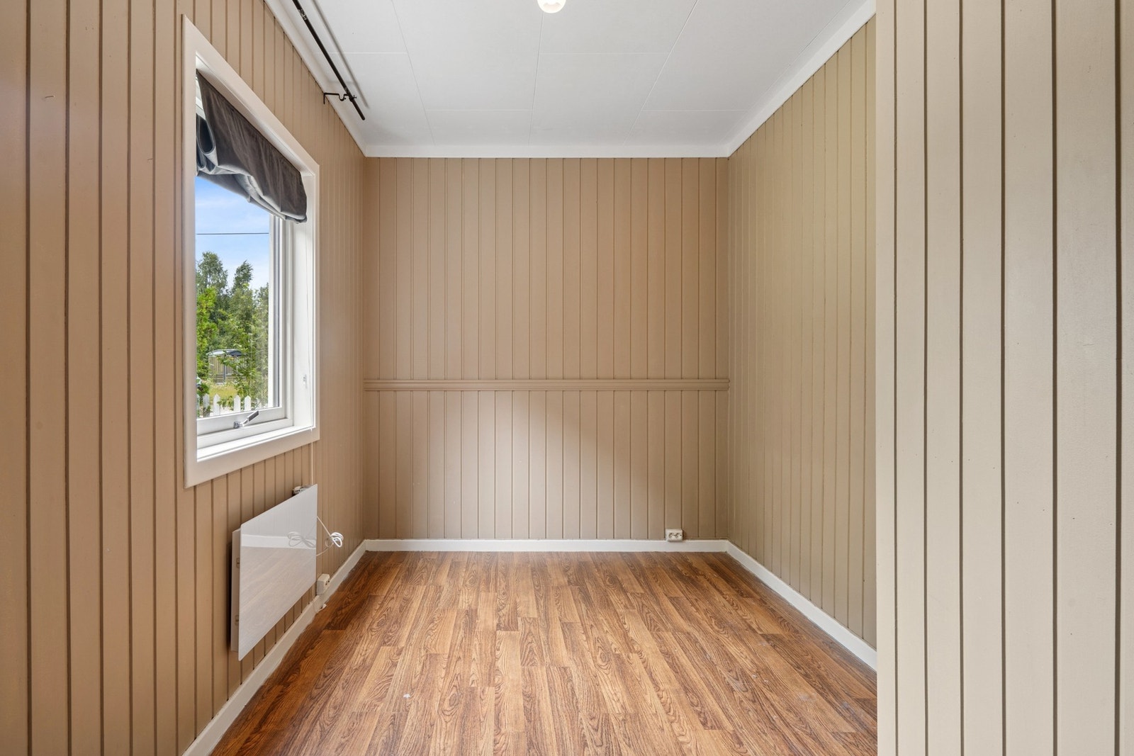 Soverom nr. 2 med plass til seng, nattbord og garderobeskap. Galleribilde