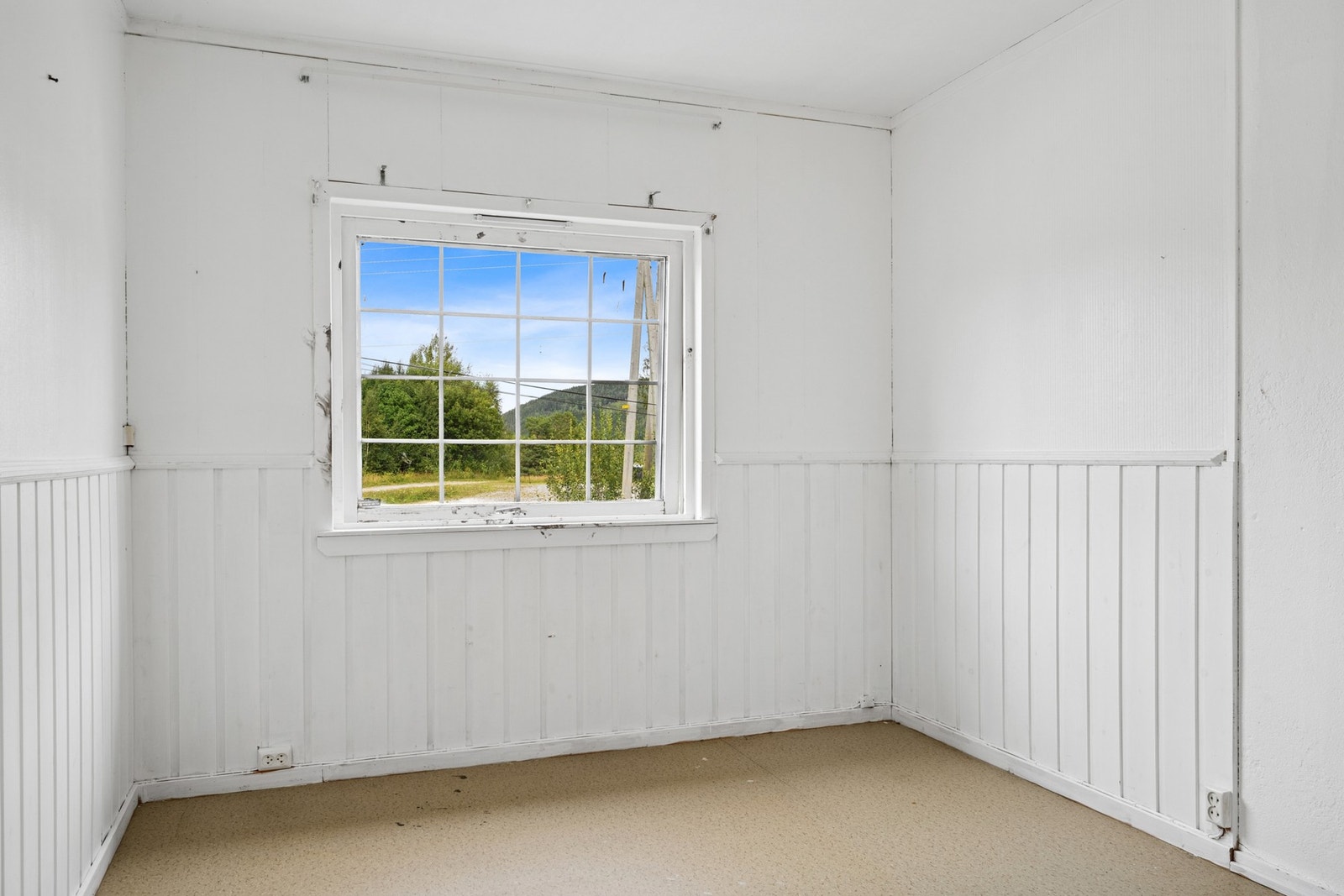 Soverom nr. 5 beliggende i husets andre etasje. Til sammen er det tre soverom i husets andre etasje. Galleribilde