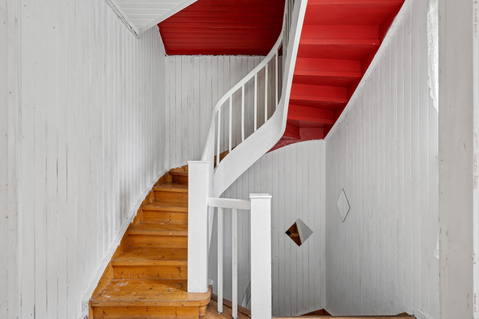 Entré til husets andre etasje og trapp opp til loftet. Galleribilde